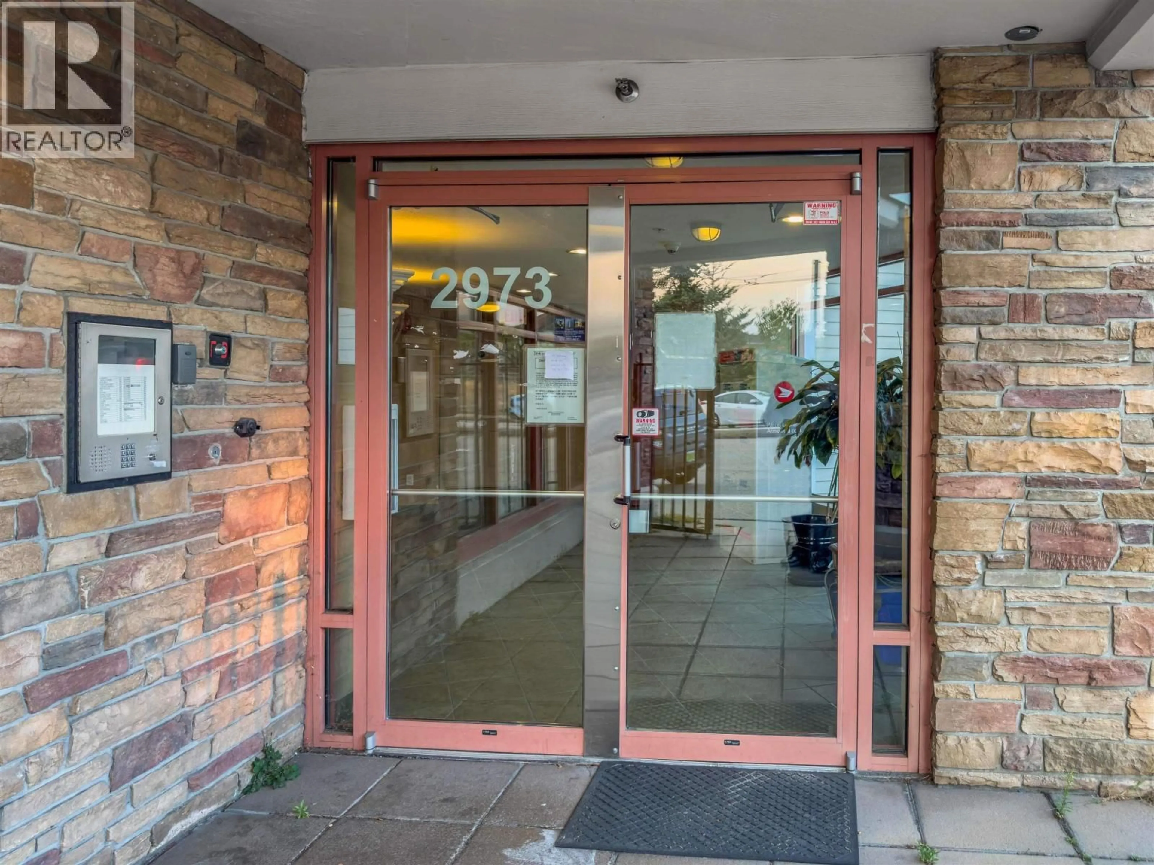 Indoor foyer for 102 - 2973 KINGSWAY, Vancouver British Columbia V5R5J4