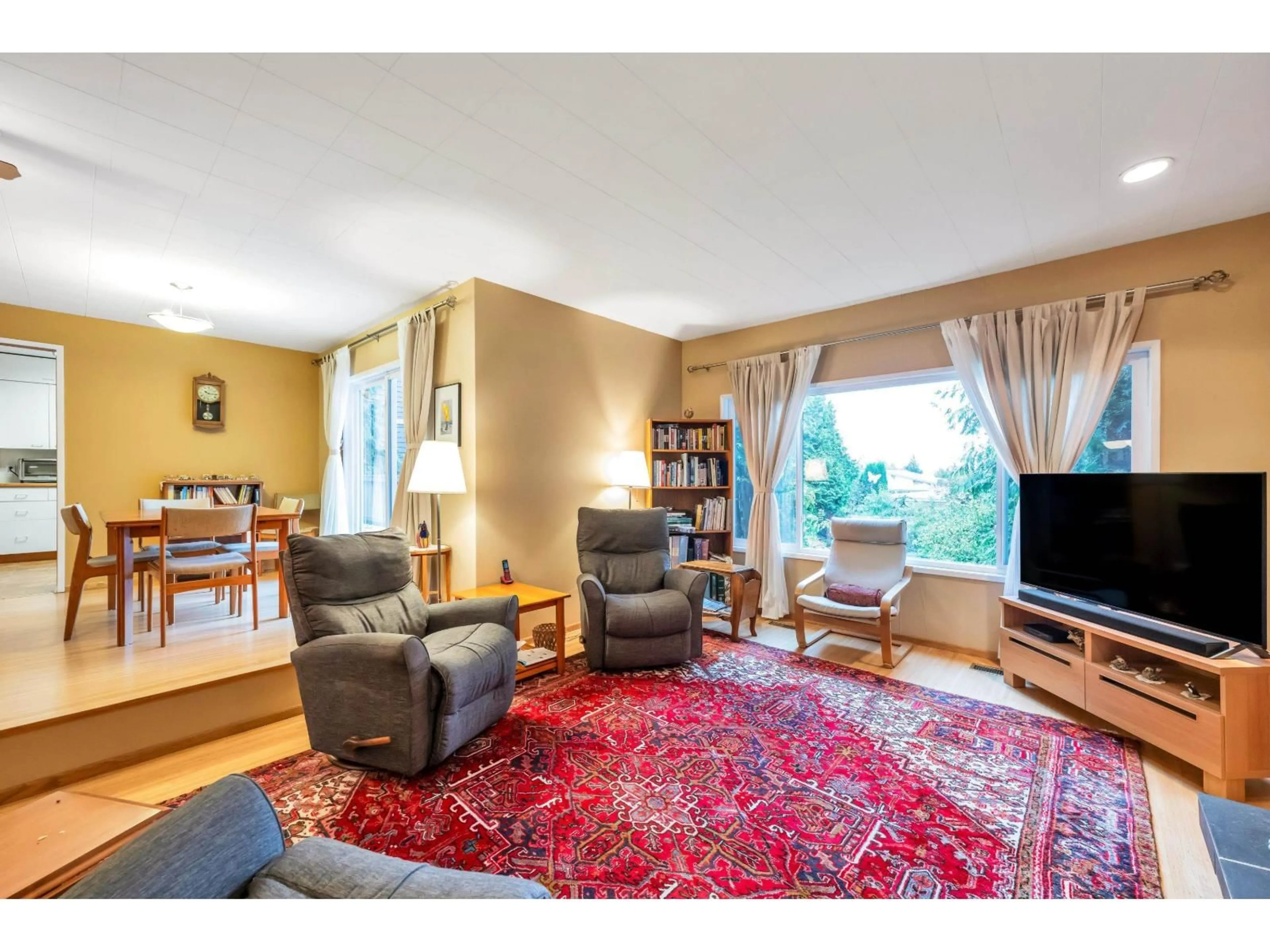 Living room with furniture, unknown for 1320 KENT STREET, White Rock British Columbia V4B4T7