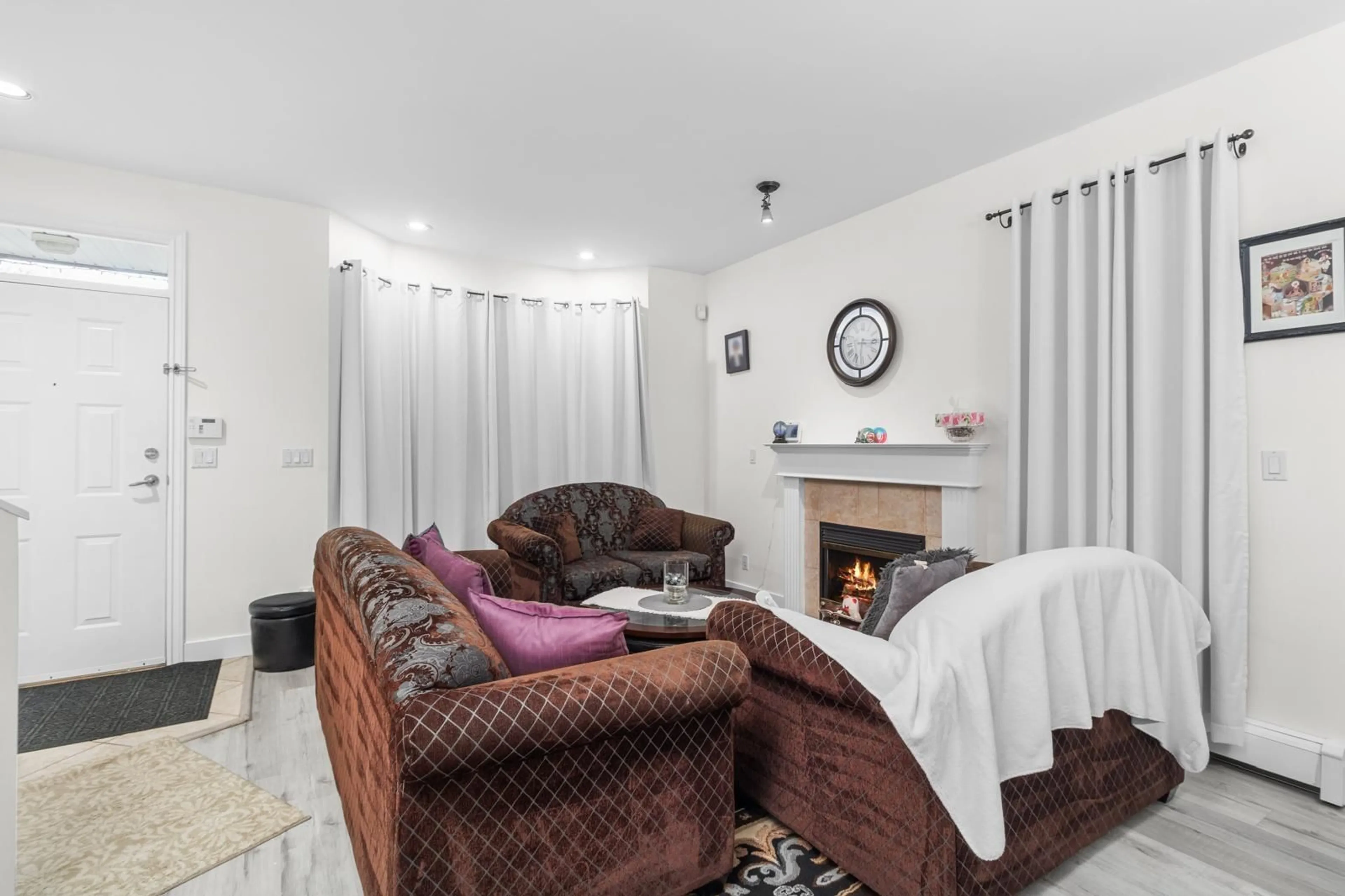 Living room with furniture, unknown for 12625 HAMPTON COURT, Surrey British Columbia V3W1N2