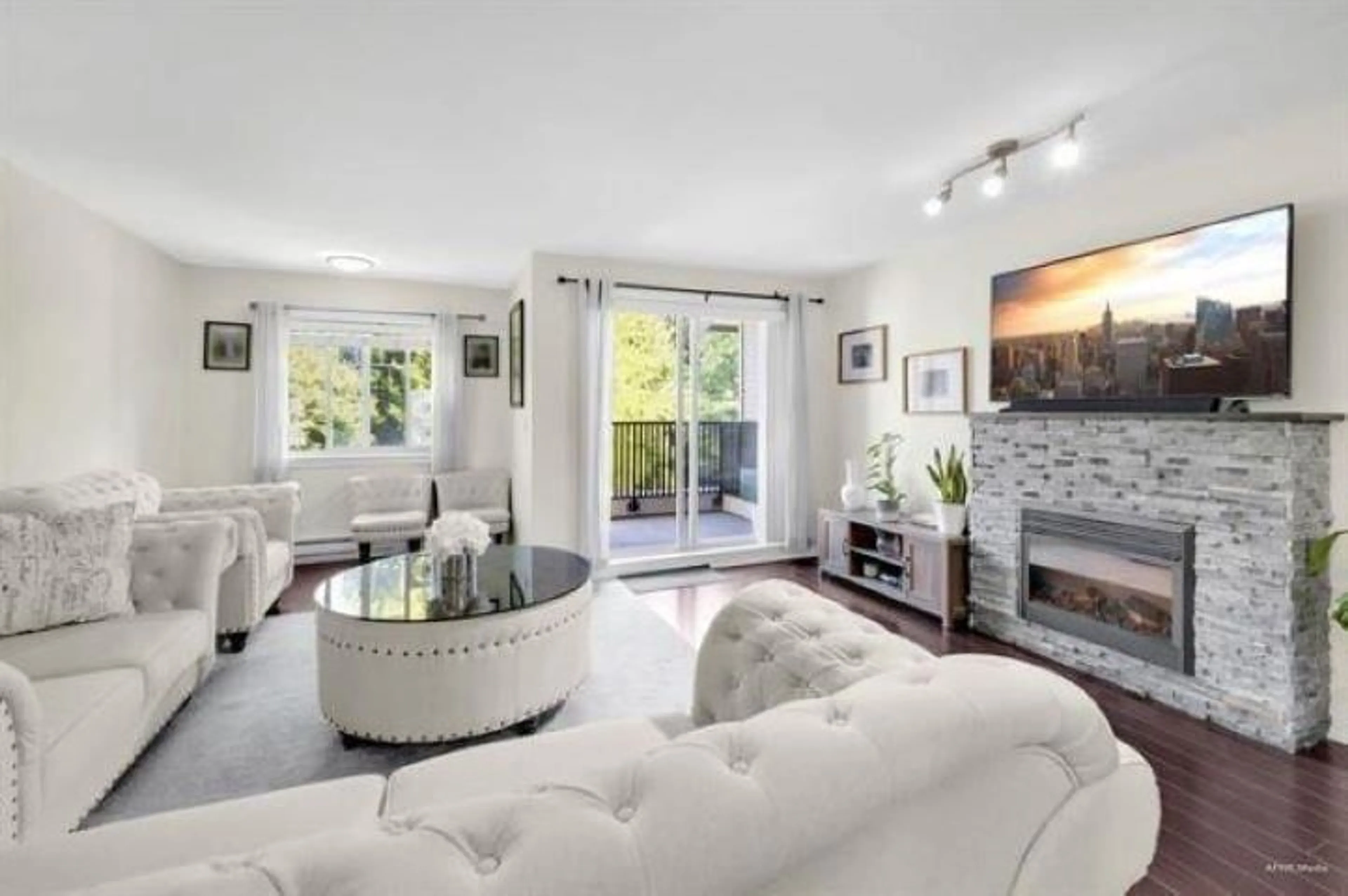 Living room with furniture, unknown for 110 - 13368 72 AVENUE, Surrey British Columbia V3W2N6