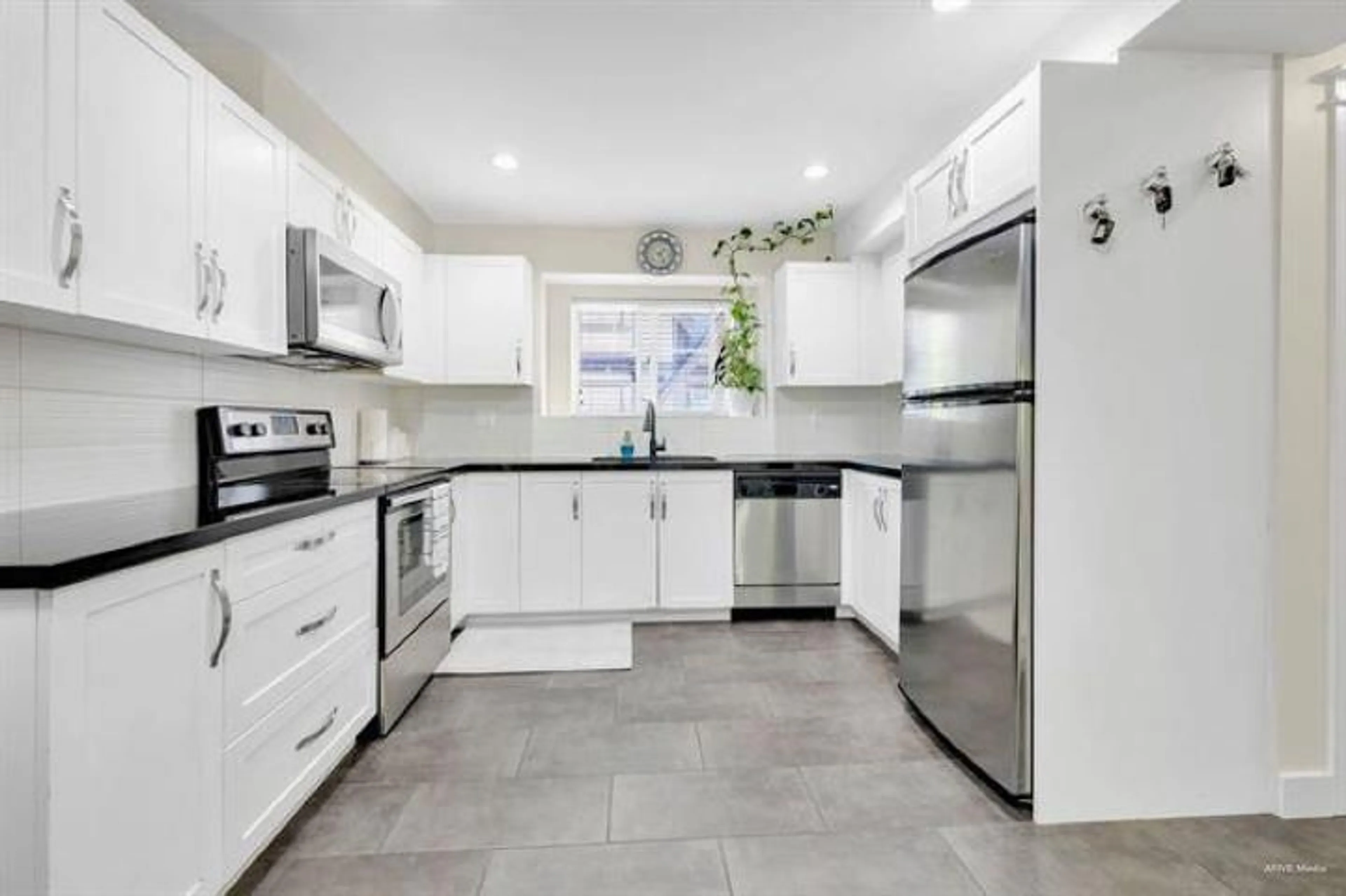 Open concept kitchen, ceramic/tile floor for 110 - 13368 72 AVENUE, Surrey British Columbia V3W2N6