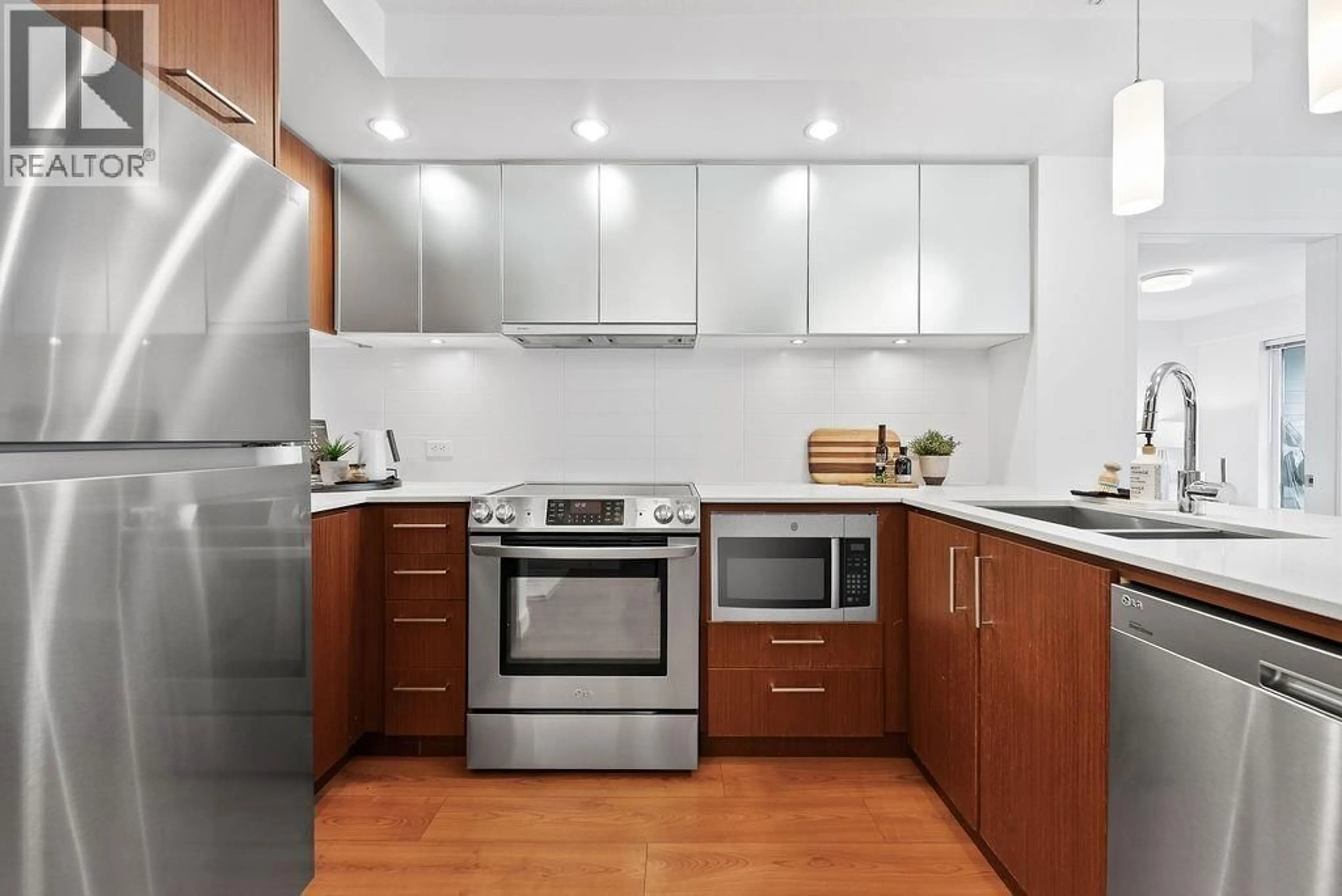 Standard kitchen, unknown for 304 - 221 3RD STREET, North Vancouver British Columbia V7L1C5