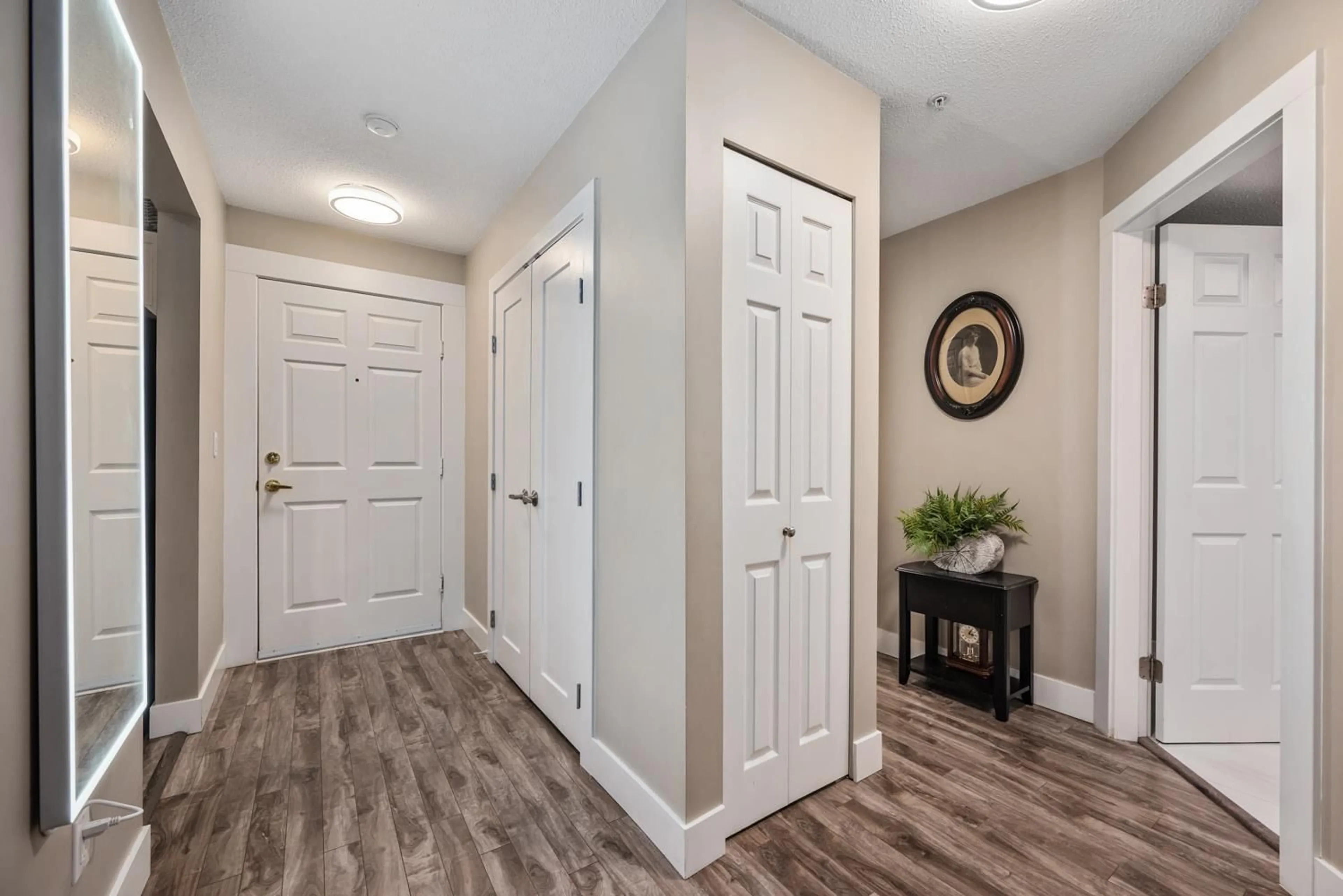 Indoor entryway for 215 - 8068 120A STREET, Surrey British Columbia V3W3P3