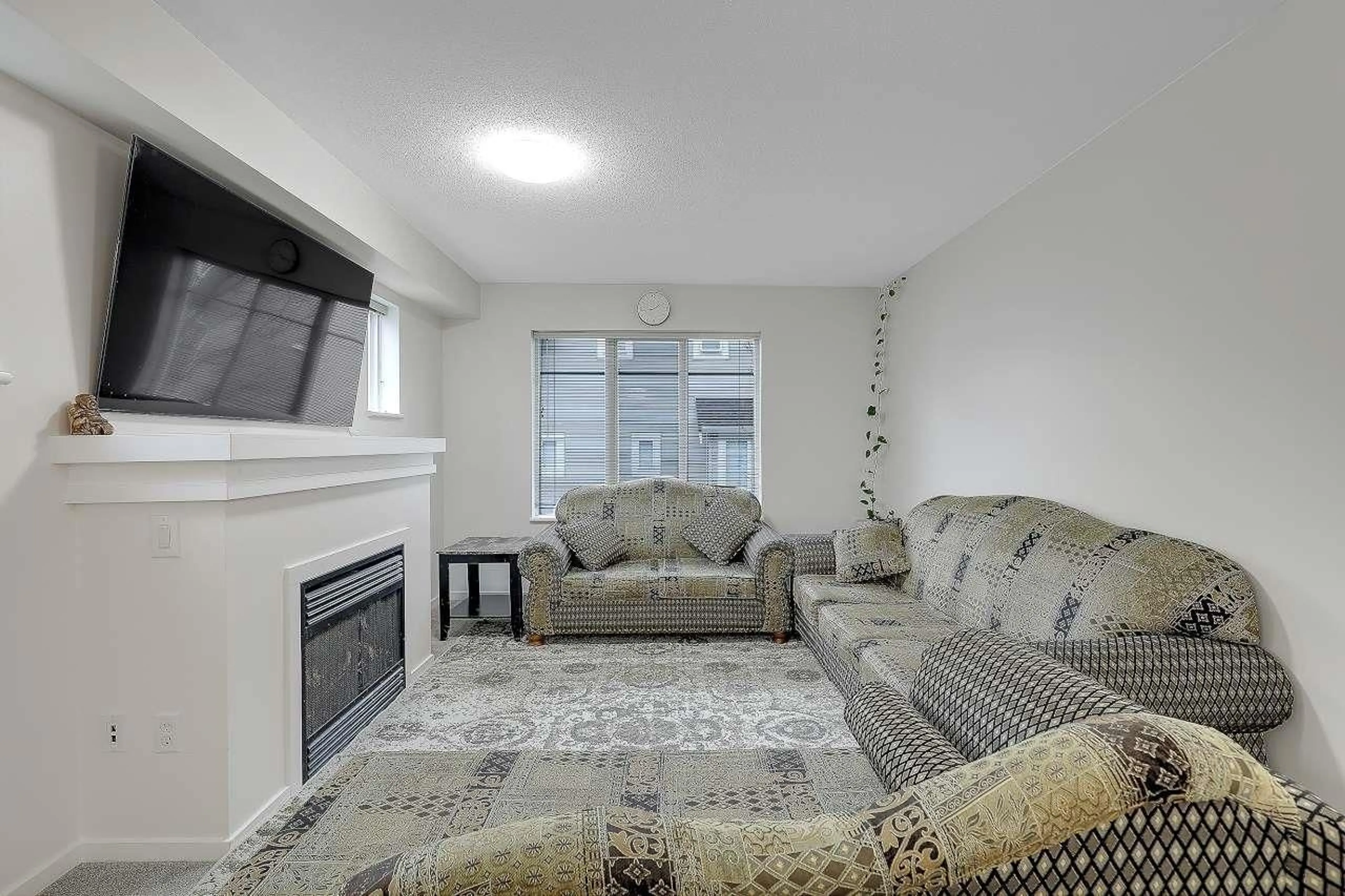 Living room with furniture, unknown for 85 - 15175 62A AVENUE, Surrey British Columbia V3S1X1