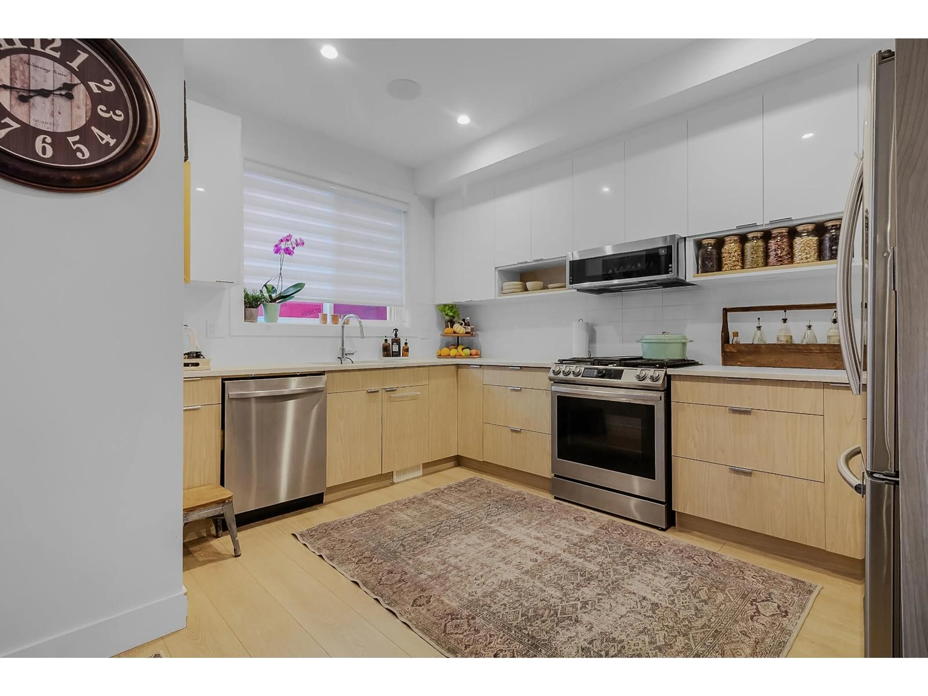 Open concept kitchen, ceramic/tile floor for 3 - 8140 166 STREET, Surrey British Columbia V4N6W1