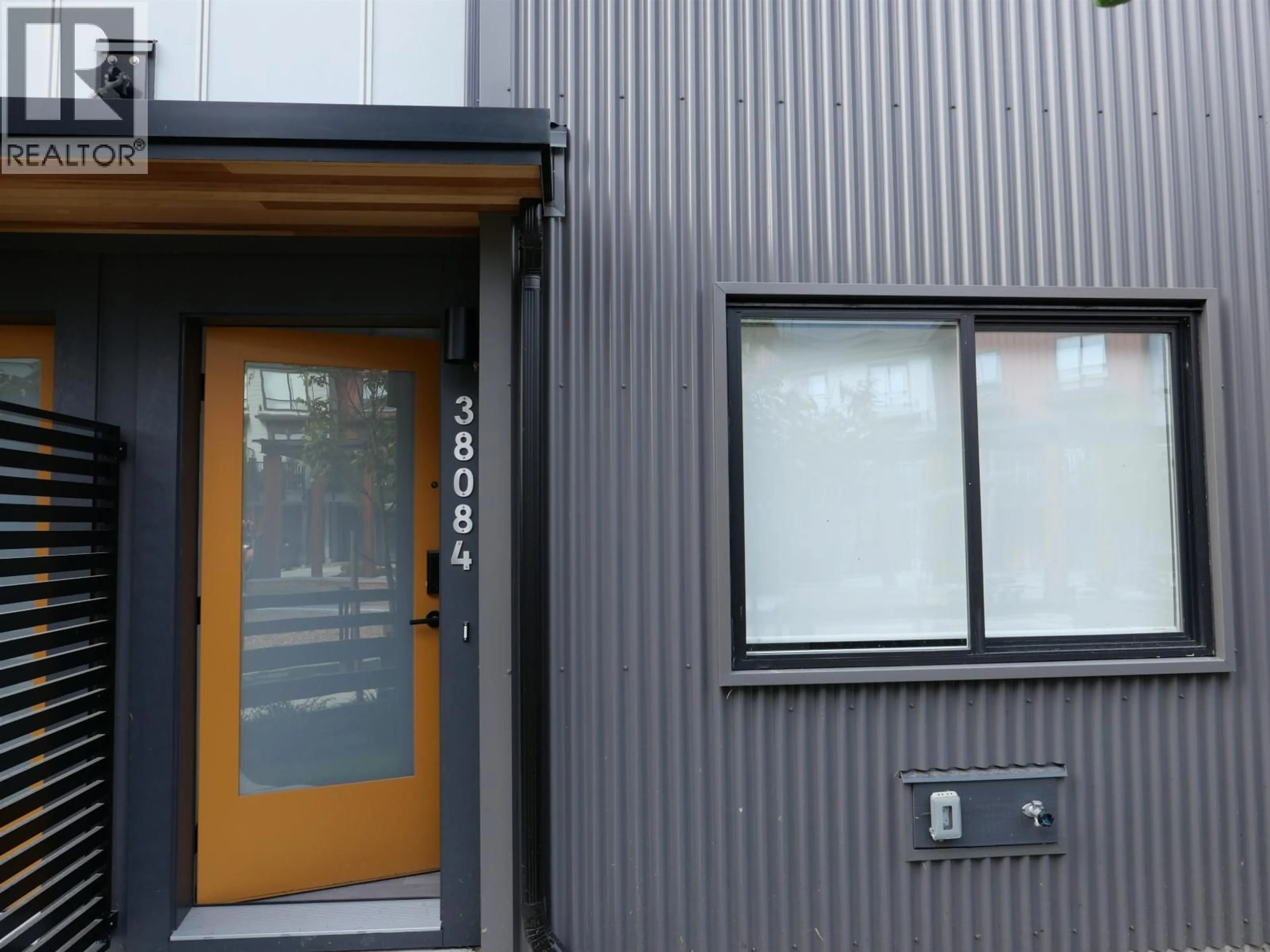 Indoor foyer for 38084 HELM WAY, Squamish British Columbia V8B1E6