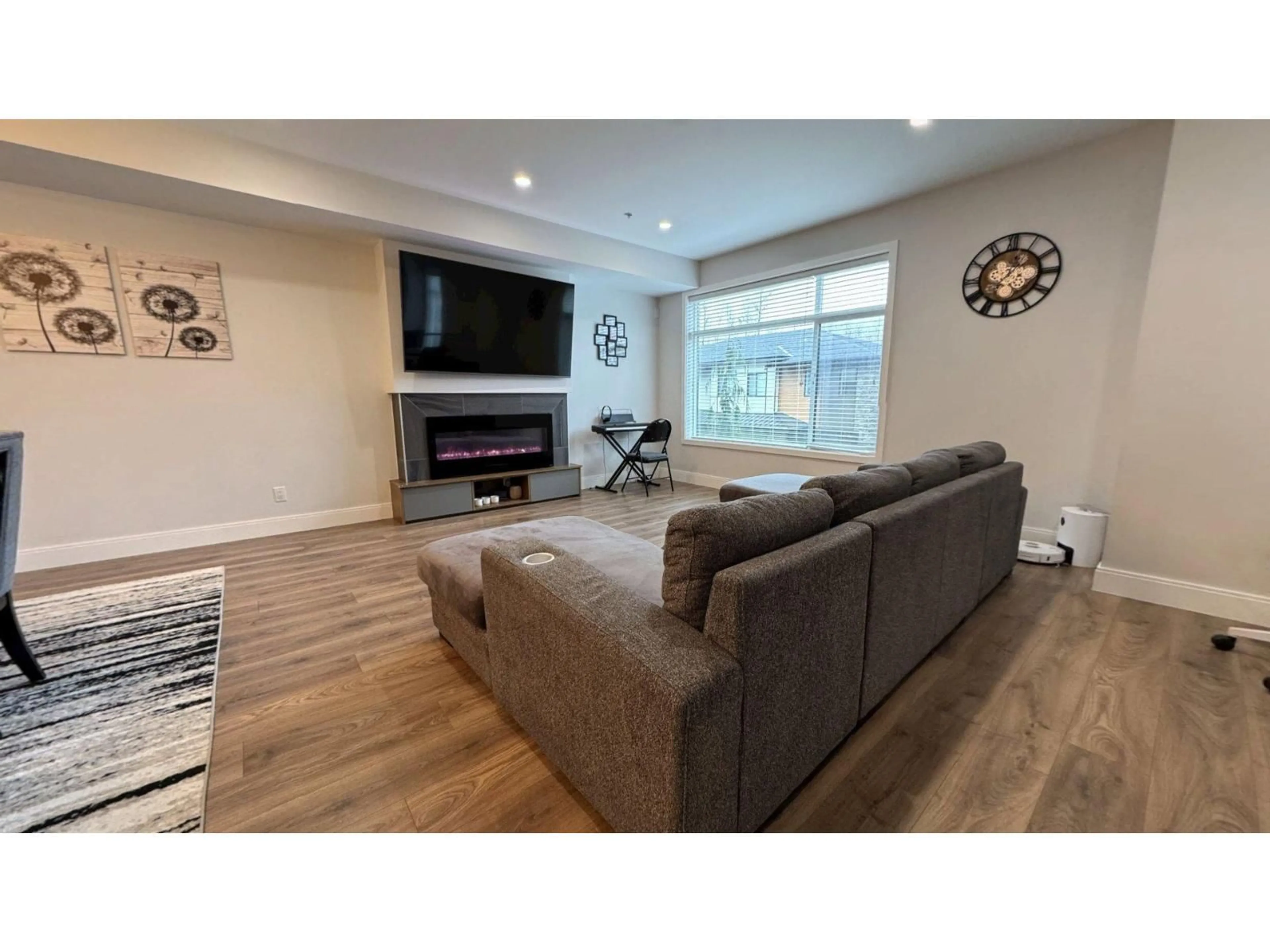 Living room with furniture, wood/laminate floor for 38 - 33209 CHERRY AVENUE, Mission British Columbia V2V0G8