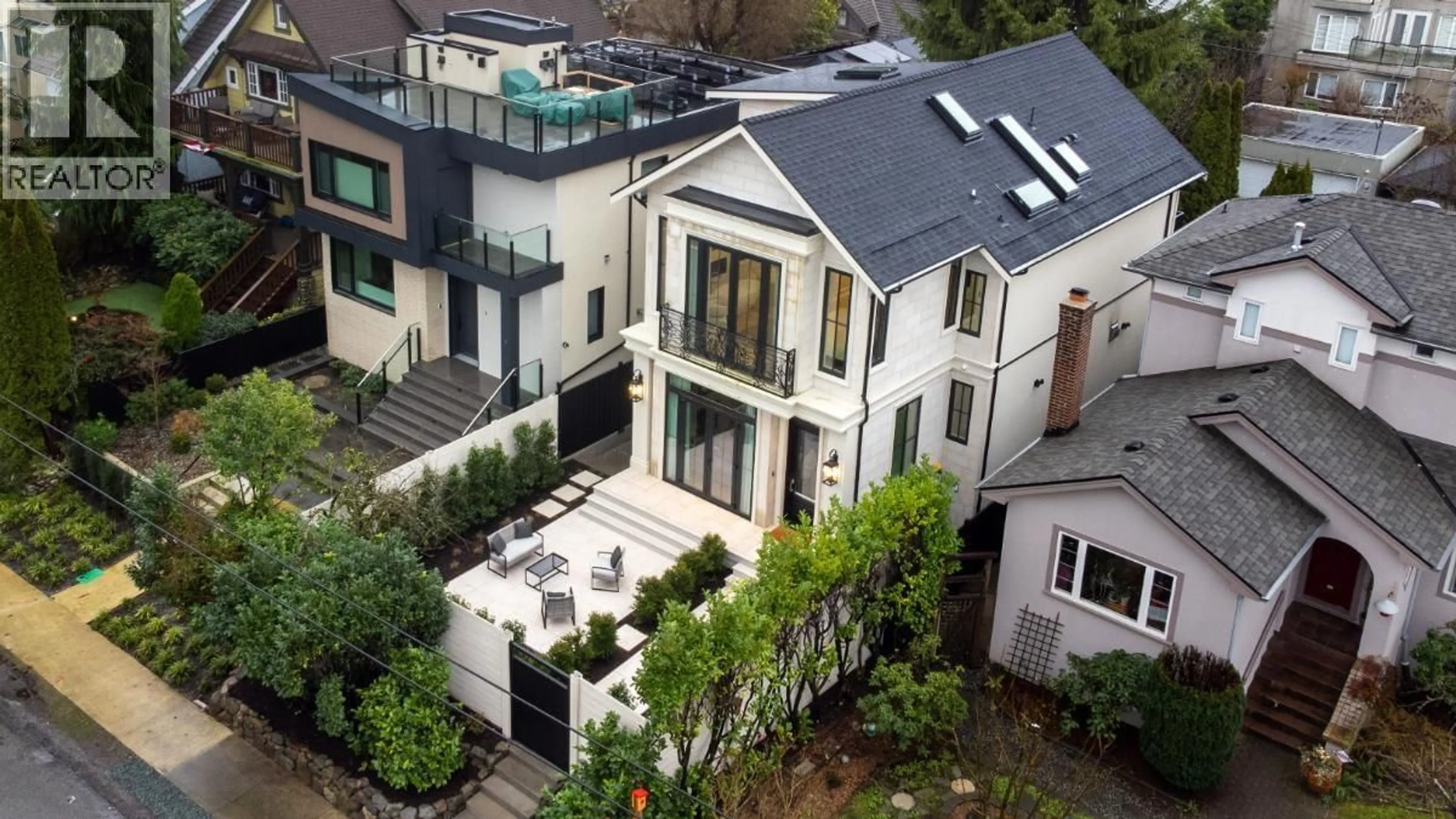 A pic from outside/outdoor area/front of a property/back of a property/a pic from drone, unknown for 4454 4TH AVENUE, Vancouver British Columbia V6R1R1