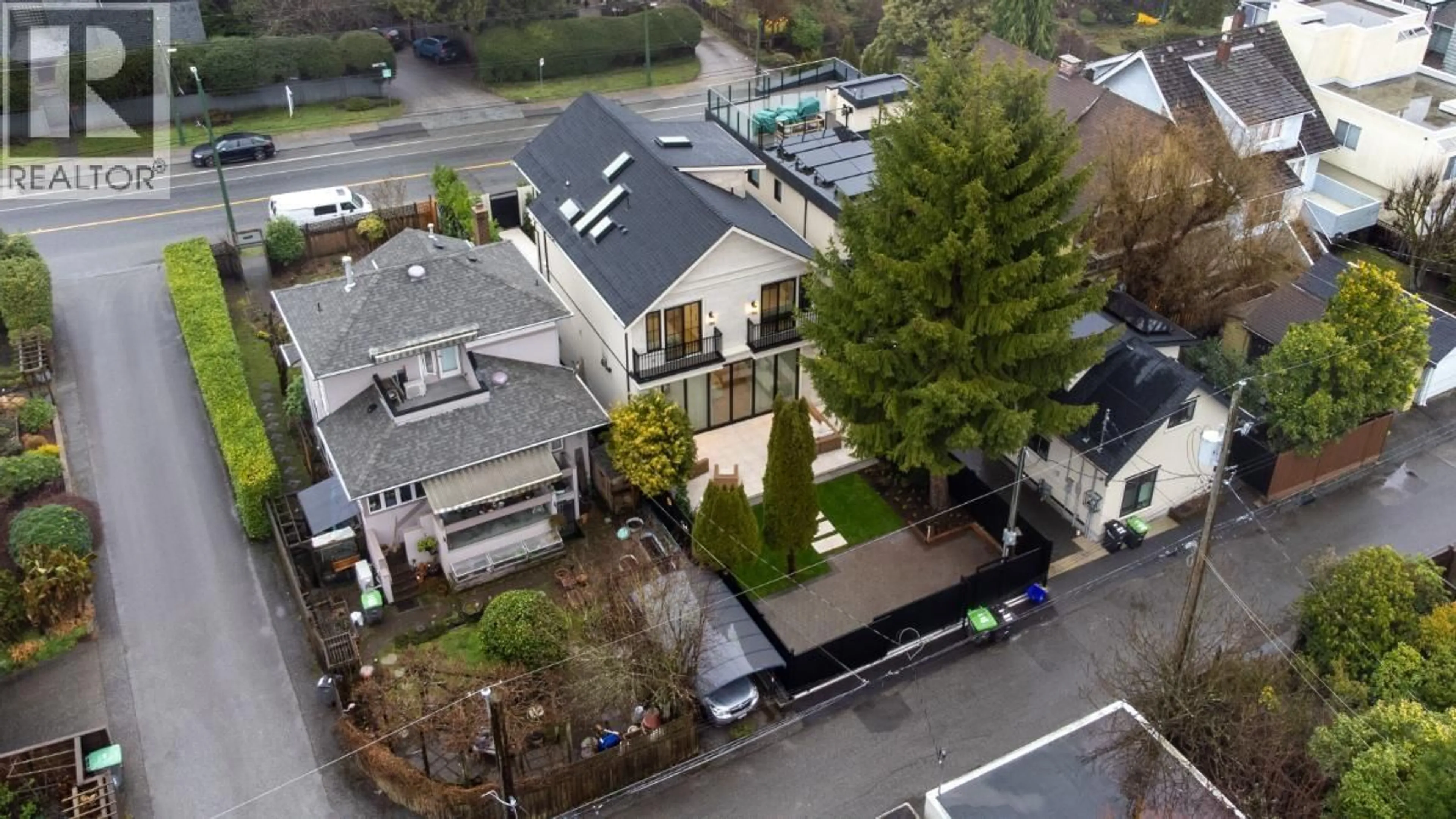 A pic from outside/outdoor area/front of a property/back of a property/a pic from drone, street for 4454 4TH AVENUE, Vancouver British Columbia V6R1R1