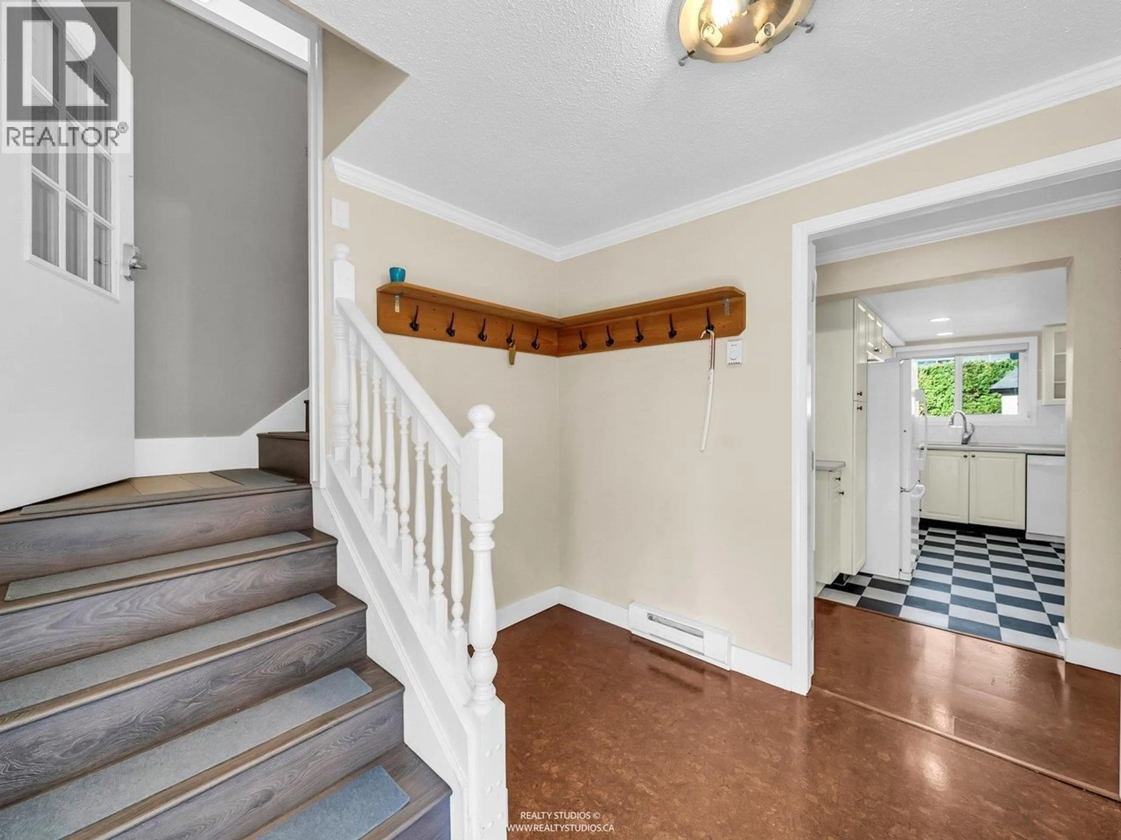 Indoor entryway for 6500 AZURE ROAD, Richmond British Columbia V7C2R9