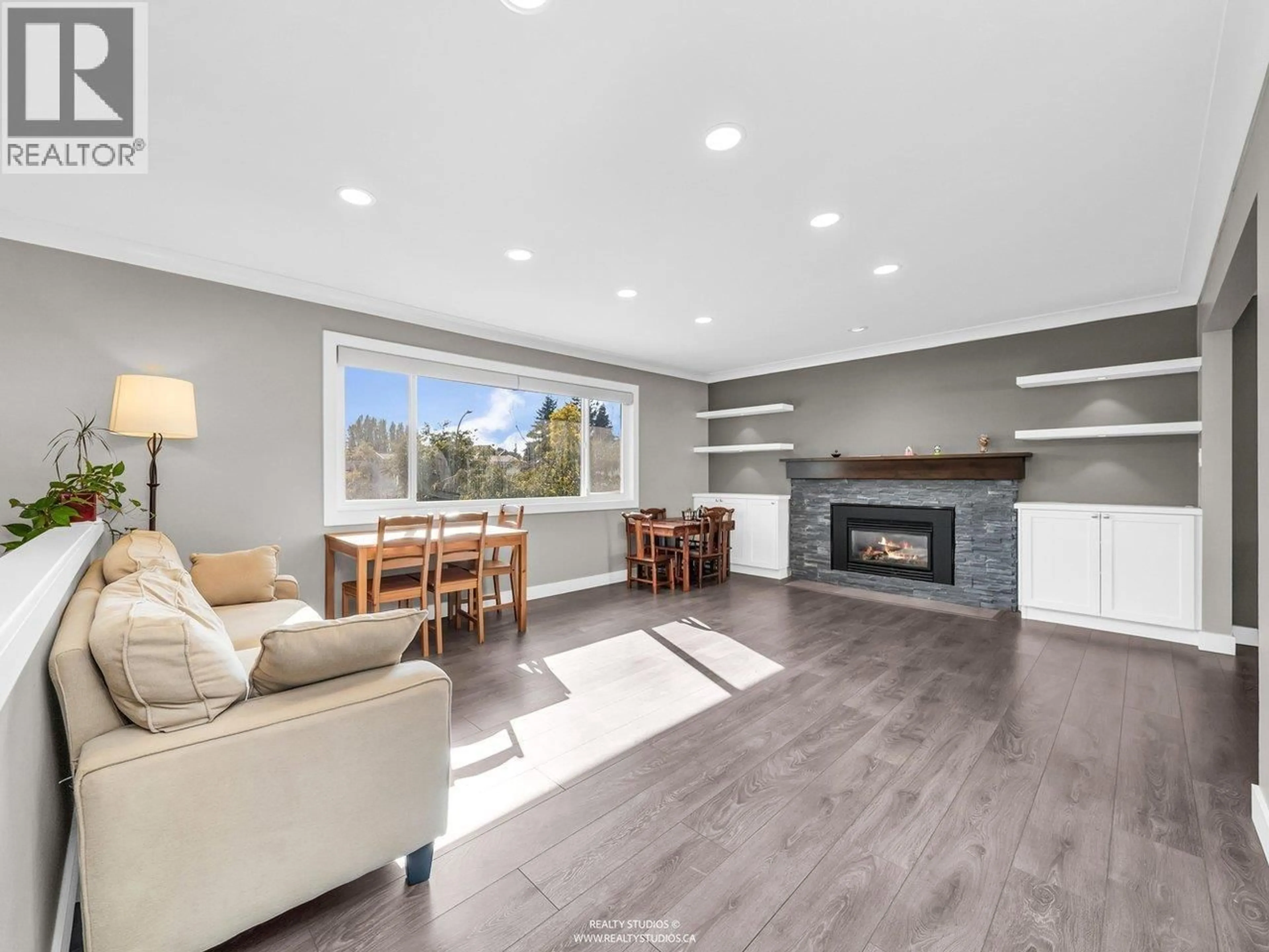 Living room with furniture, wood/laminate floor for 6500 AZURE ROAD, Richmond British Columbia V7C2R9