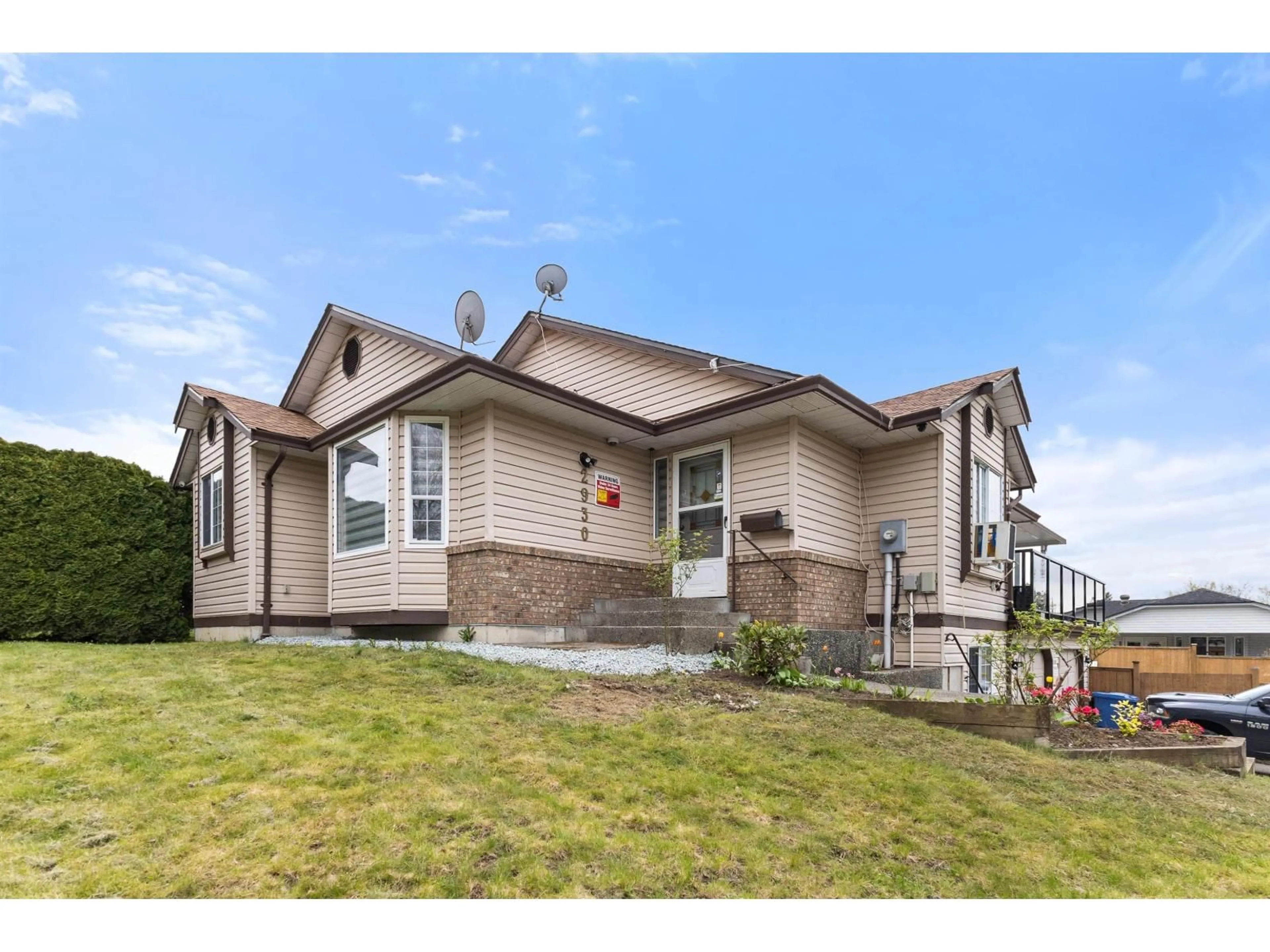 Home with vinyl exterior material, street for 2930 EDGEHILL AVENUE, Abbotsford British Columbia V2T5J9