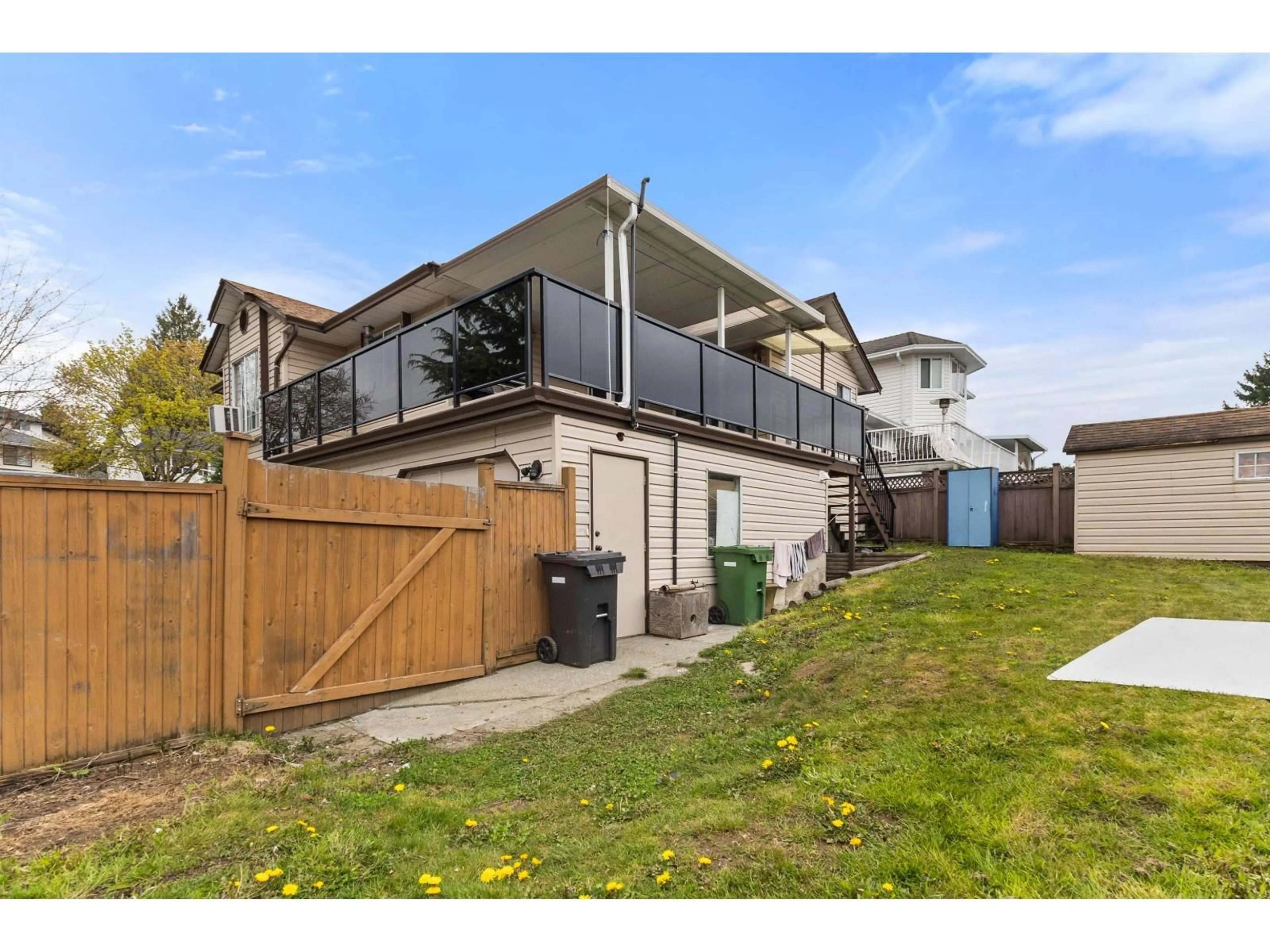 A pic from outside/outdoor area/front of a property/back of a property/a pic from drone, street for 2930 EDGEHILL AVENUE, Abbotsford British Columbia V2T5J9