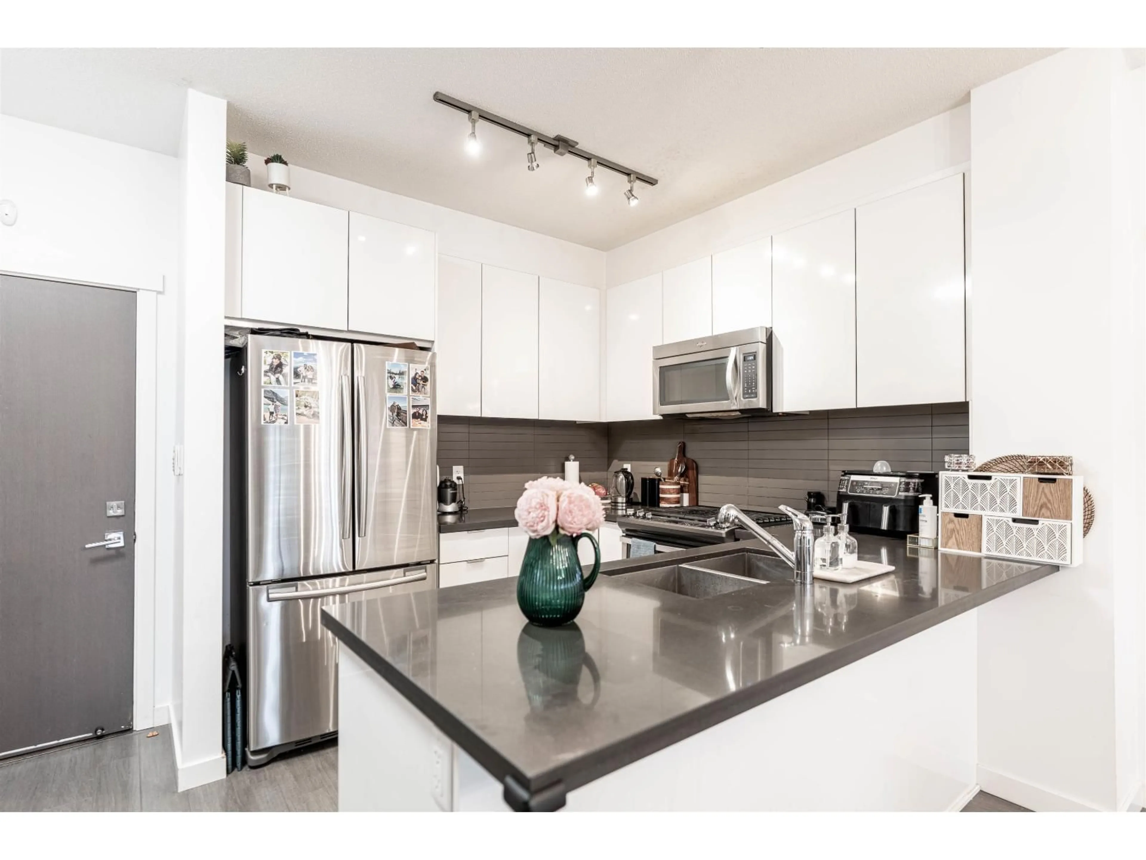 Open concept kitchen, unknown for 110 - 15168 33 AVENUE, Surrey British Columbia V3Z0N7