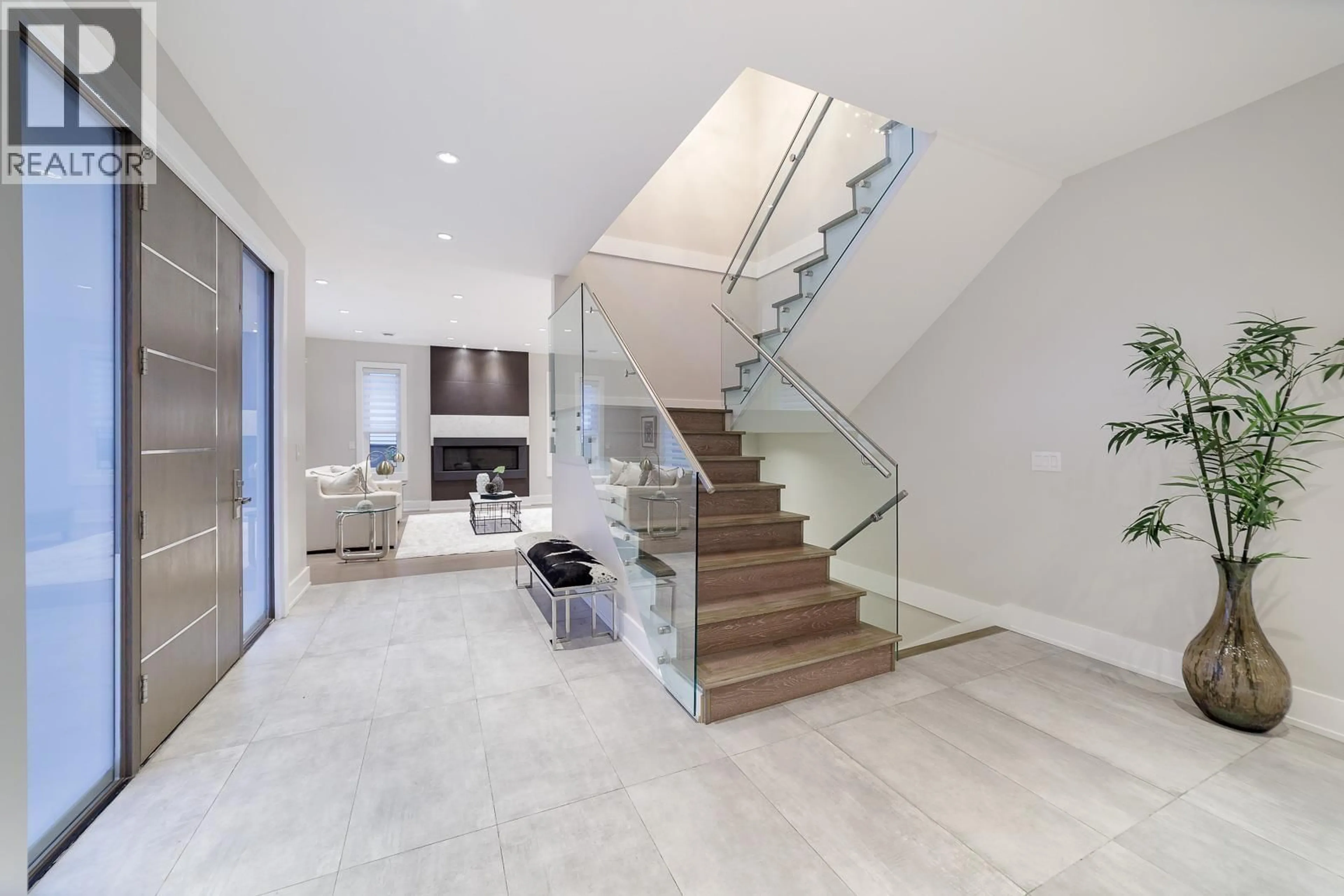 Stairs for 517 GRANADA CRESCENT, North Vancouver British Columbia V7N3A7