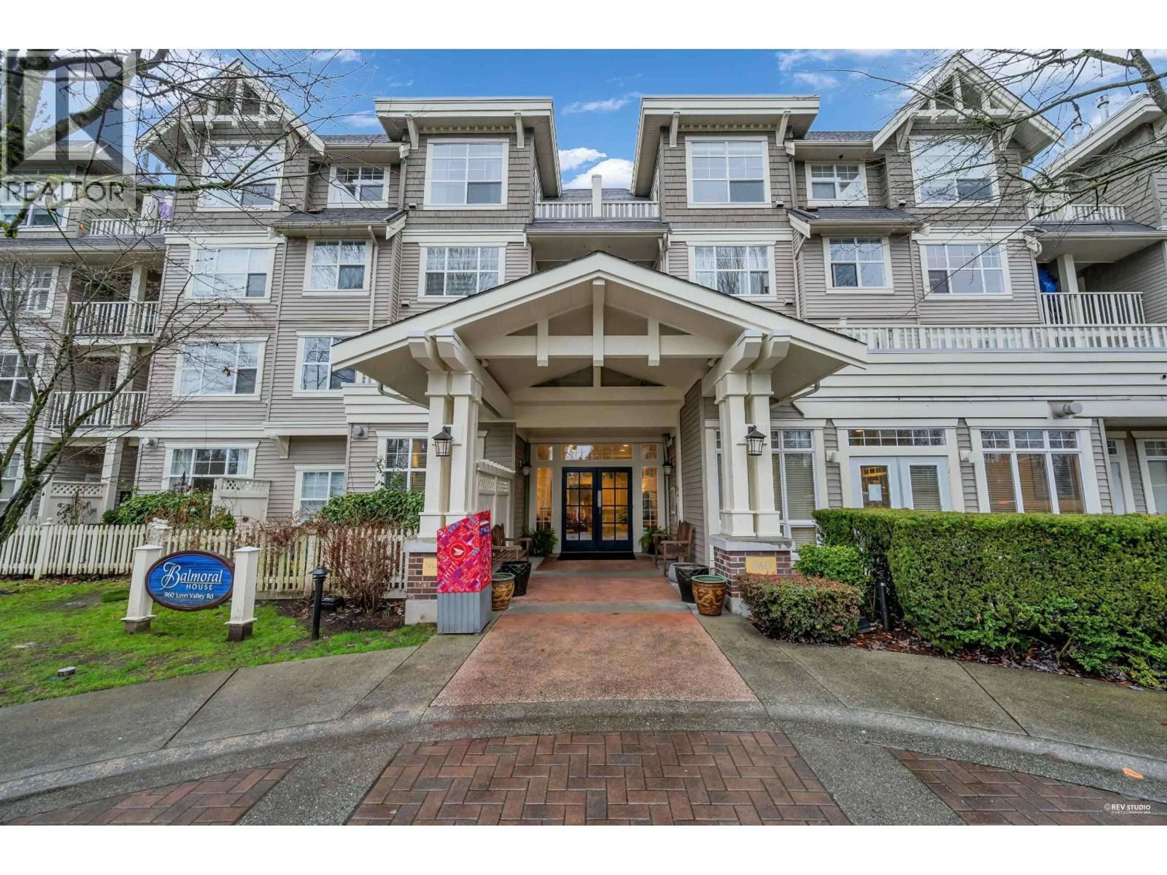 Indoor foyer for 202 - 960 LYNN VALLEY ROAD, North Vancouver British Columbia V7J3V6