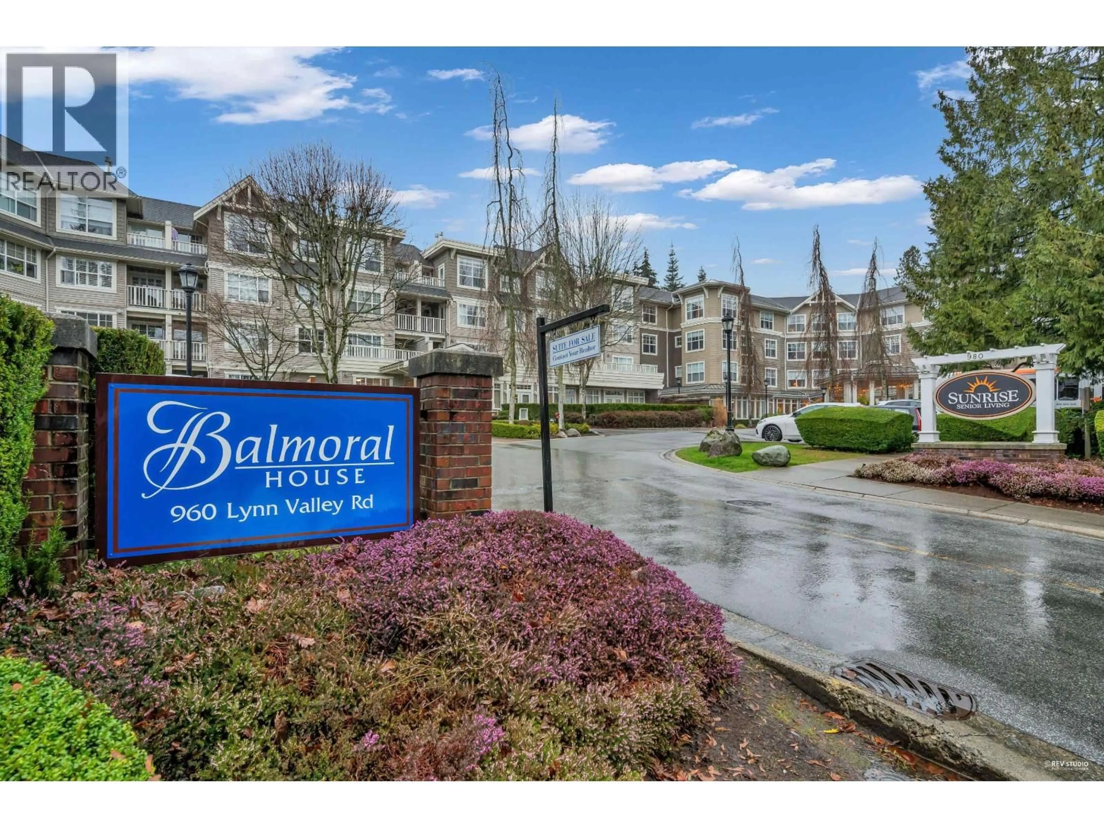 Indoor foyer for 202 - 960 LYNN VALLEY ROAD, North Vancouver British Columbia V7J3V6