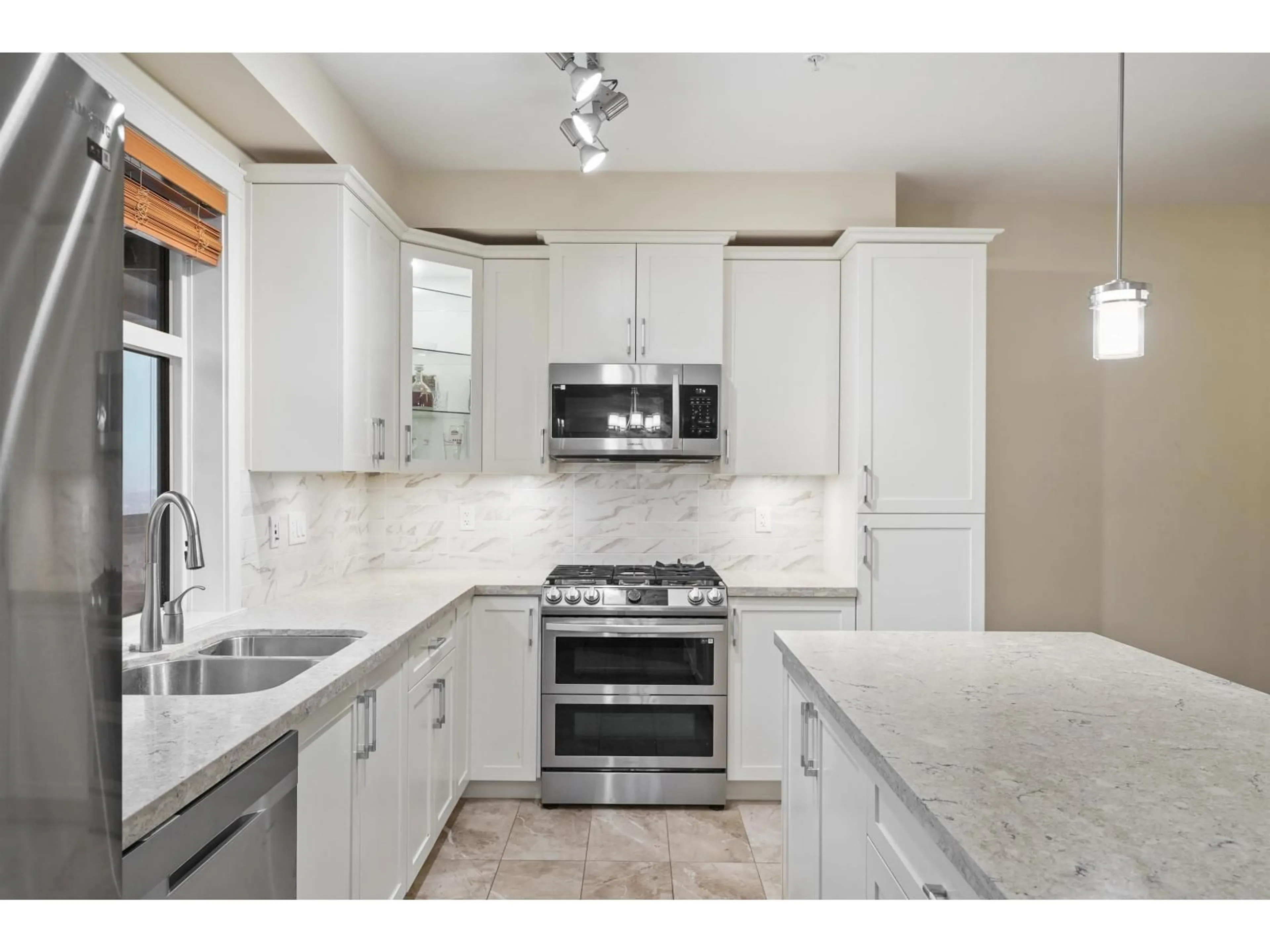 Open concept kitchen, ceramic/tile floor for 412 - 20376 86 AVENUE, Langley British Columbia V2Y3P8