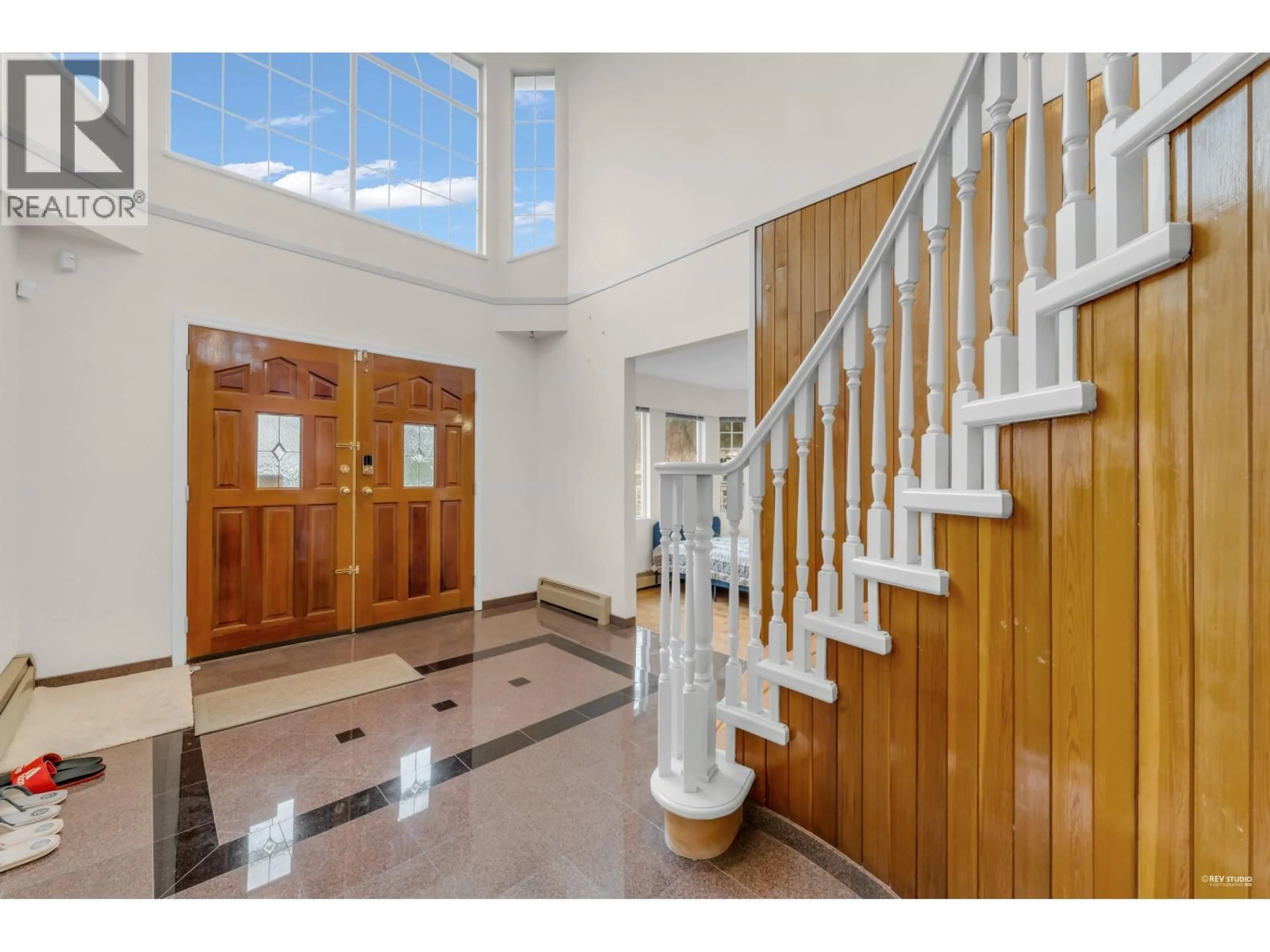 Indoor foyer for 2068 SCARBORO AVENUE, Vancouver British Columbia V5P2L3