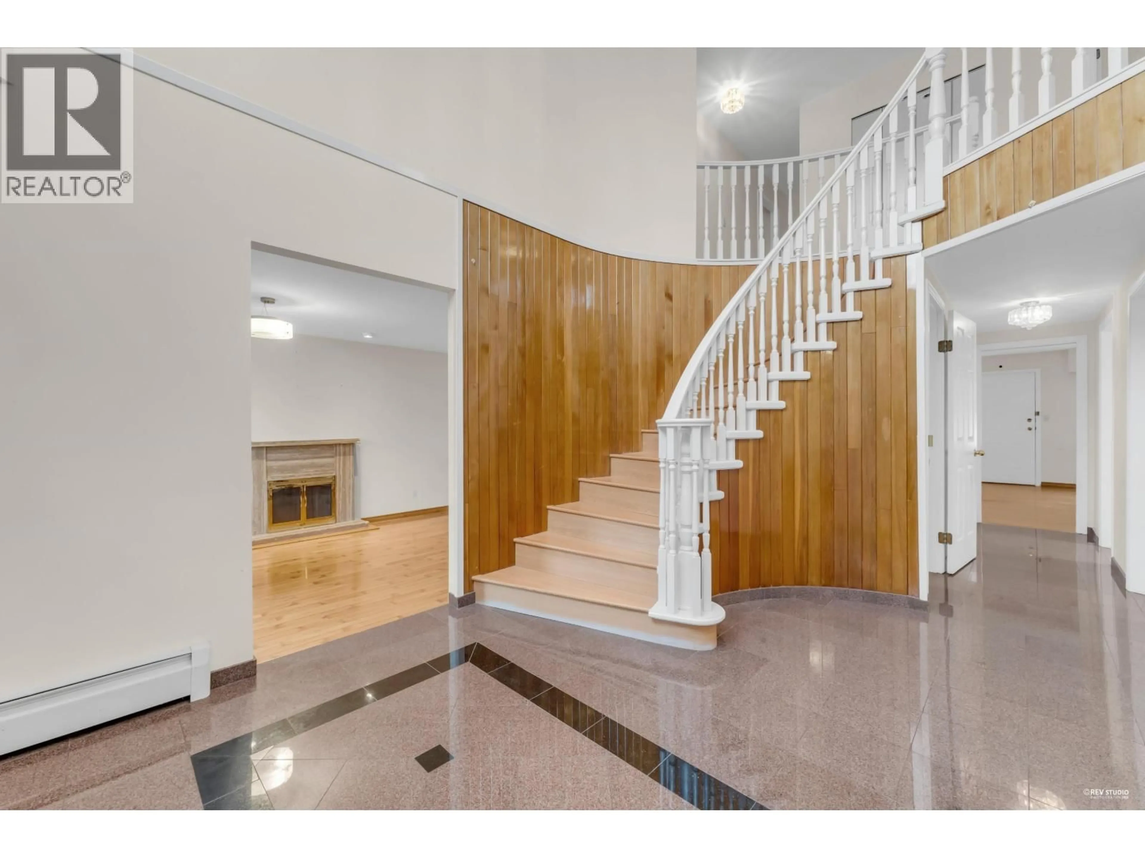Indoor foyer for 2068 SCARBORO AVENUE, Vancouver British Columbia V5P2L3