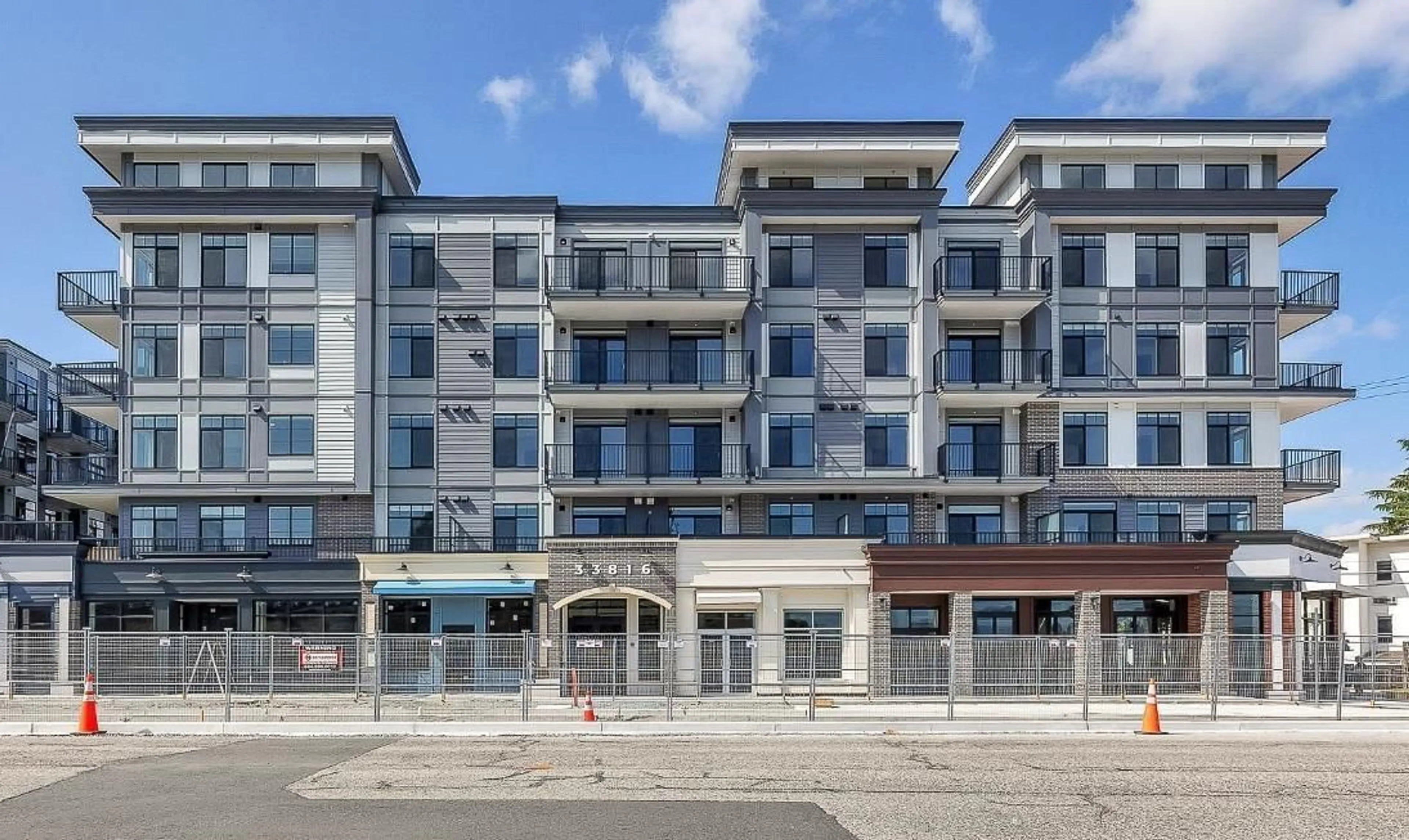 Patio, building for 309 - 33816 SOUTH FRASER WAY, Abbotsford British Columbia V2S0P2