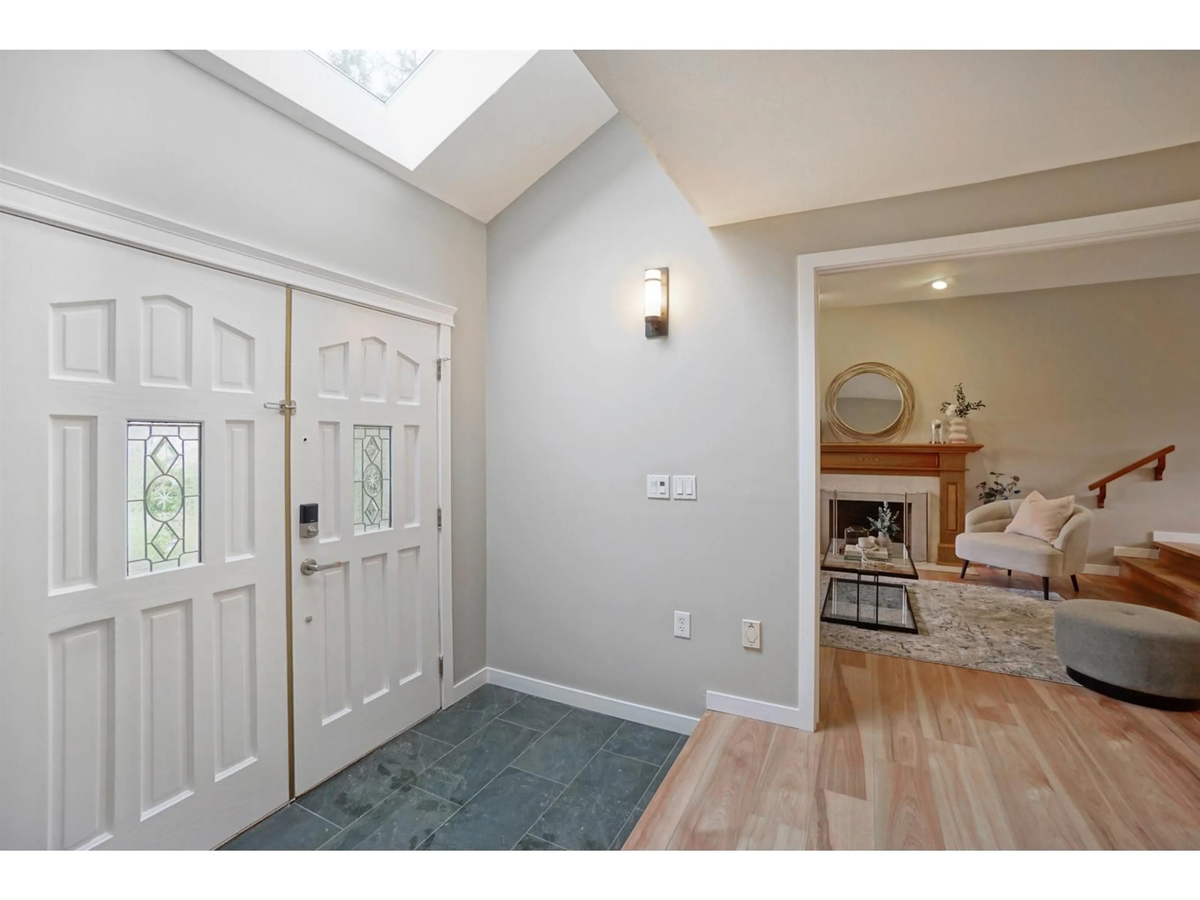 Indoor entryway for 16569 GLENWOOD CRESCENT SOUTH, Surrey British Columbia V4N1W7