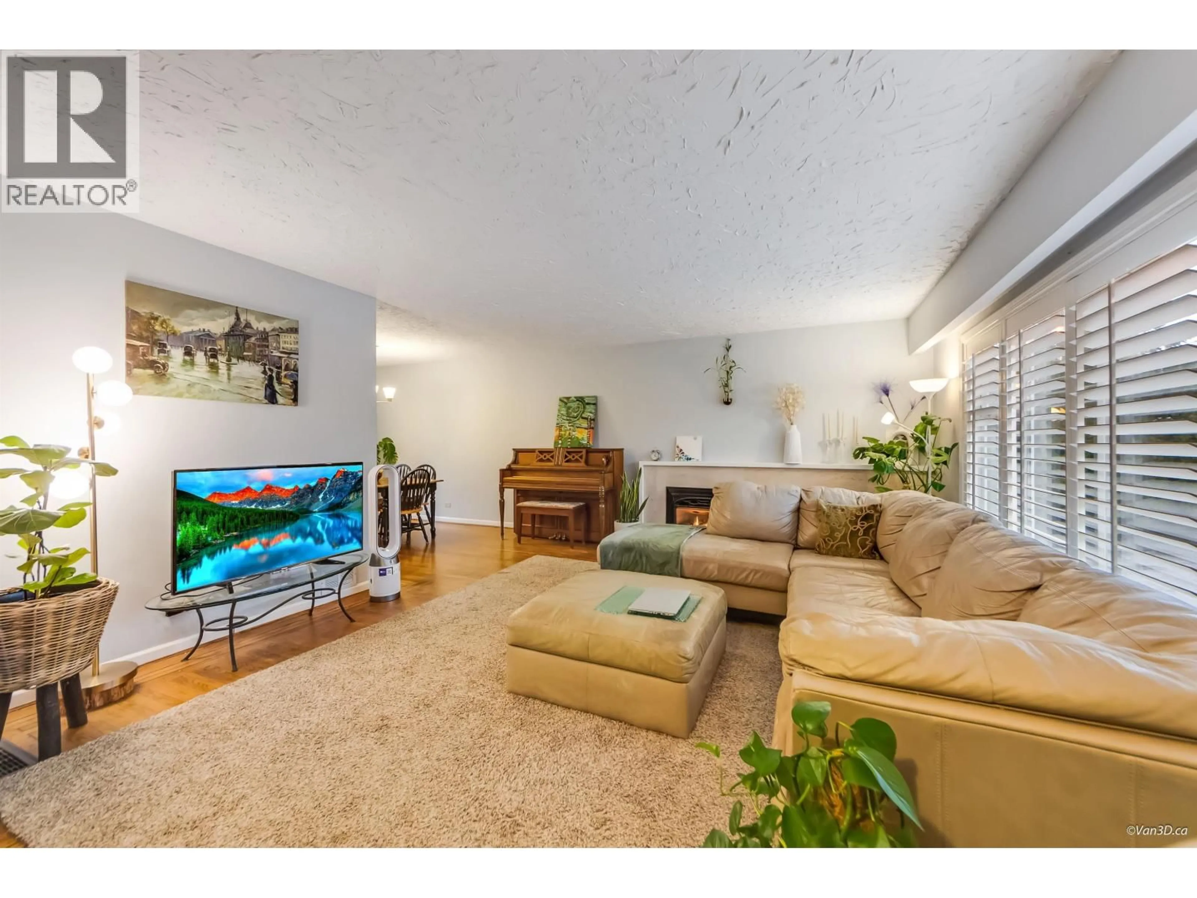 Living room with furniture, unknown for 3020 THORNCLIFFE DRIVE, North Vancouver British Columbia V7R2T1