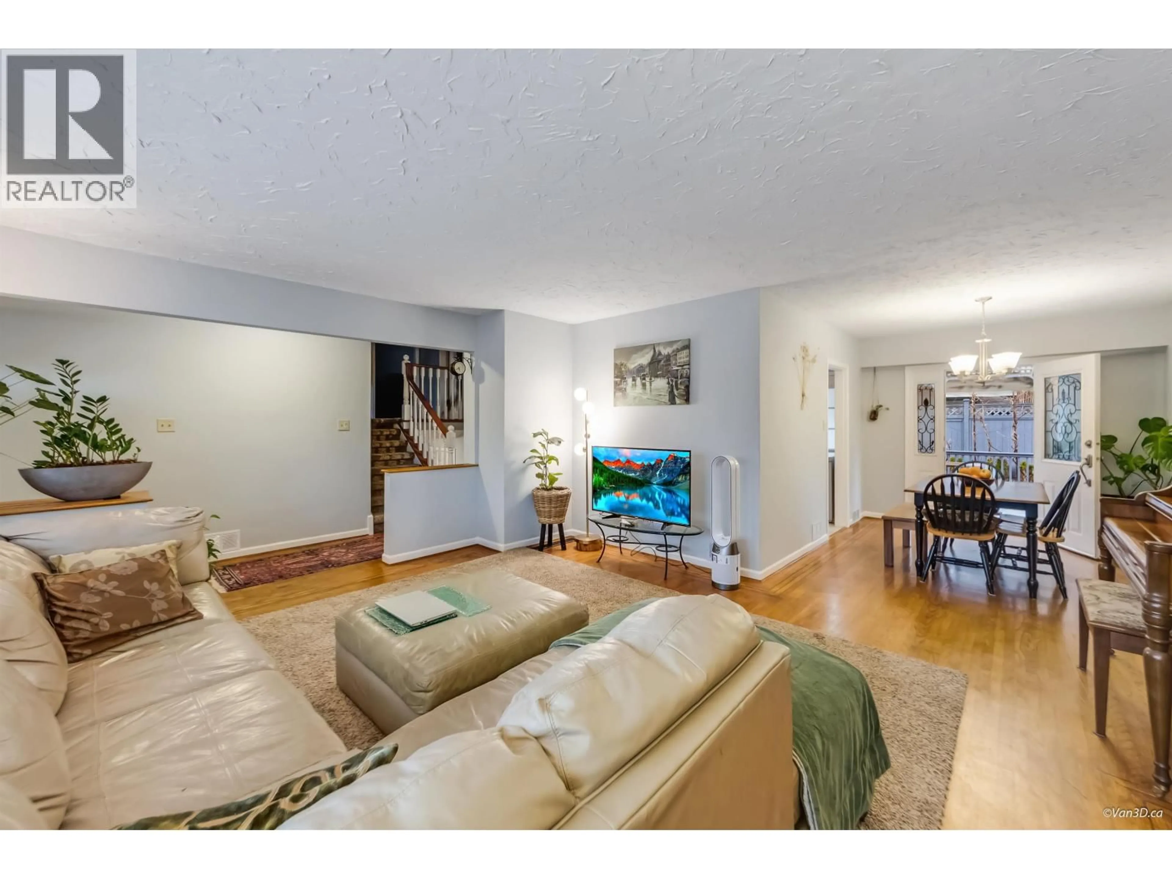 Living room with furniture, unknown for 3020 THORNCLIFFE DRIVE, North Vancouver British Columbia V7R2T1