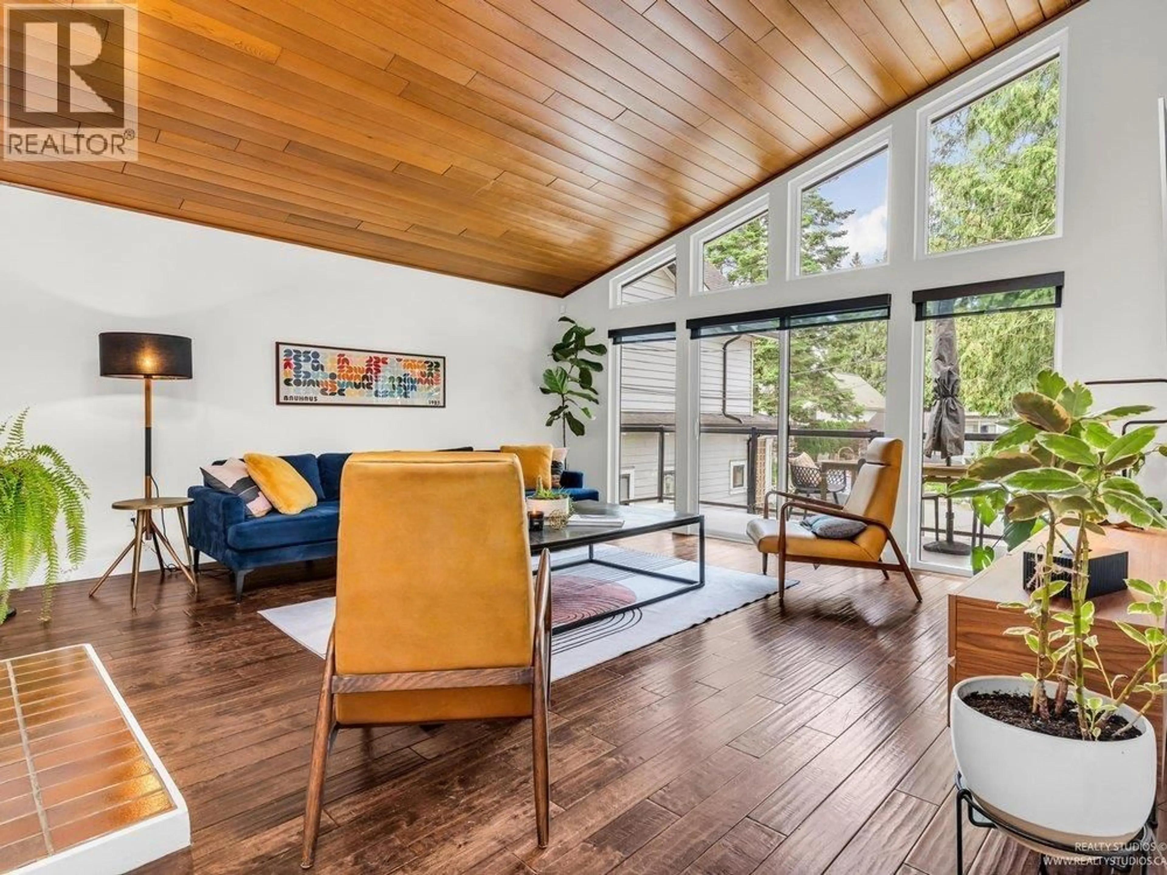 Living room with furniture, wood/laminate floor for 1636 FARRELL CRESCENT, Delta British Columbia V4L1V1