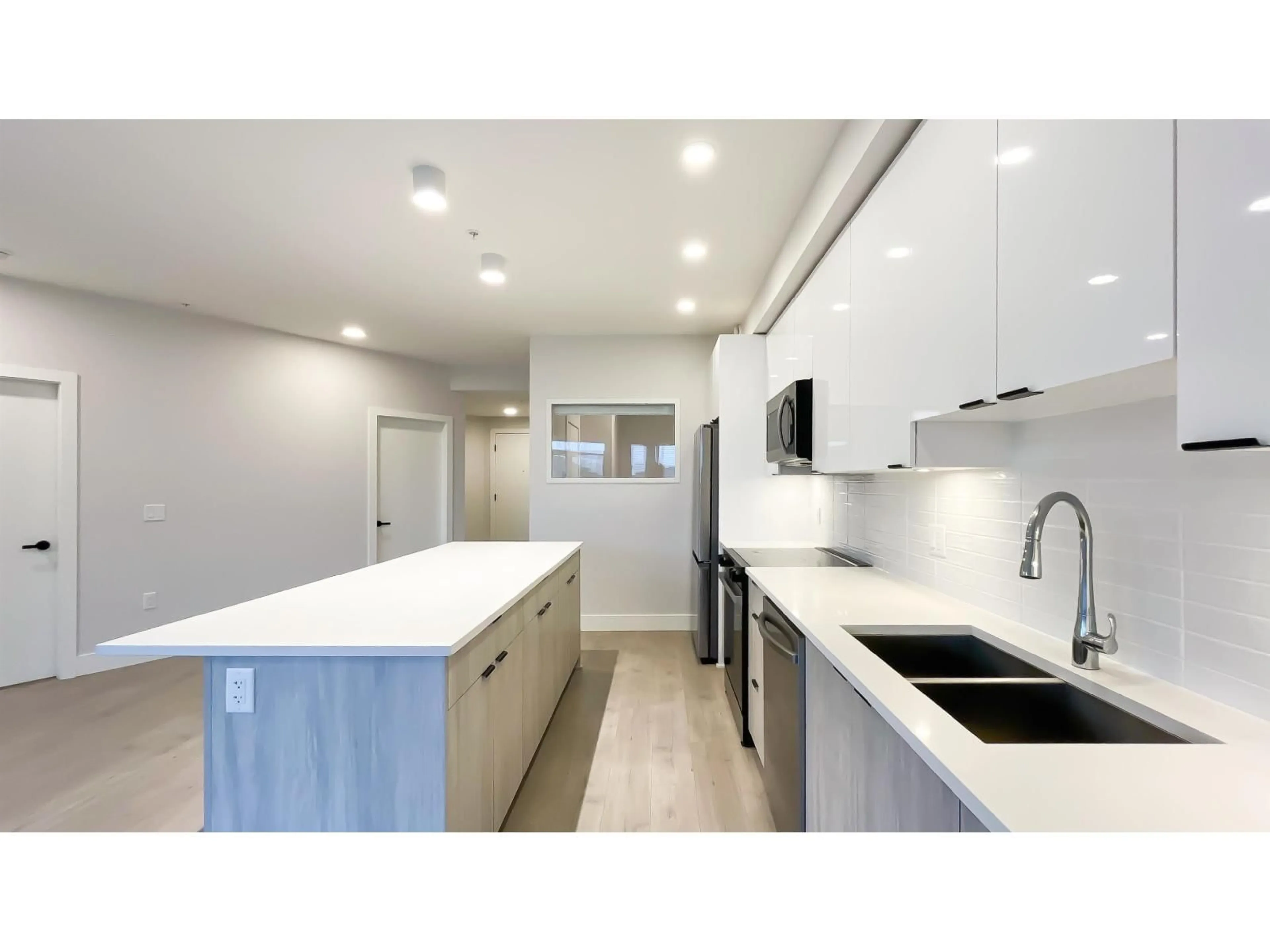 Unknown for 304 - 20061 FRASER HIGHWAY, Langley British Columbia V3A0R4