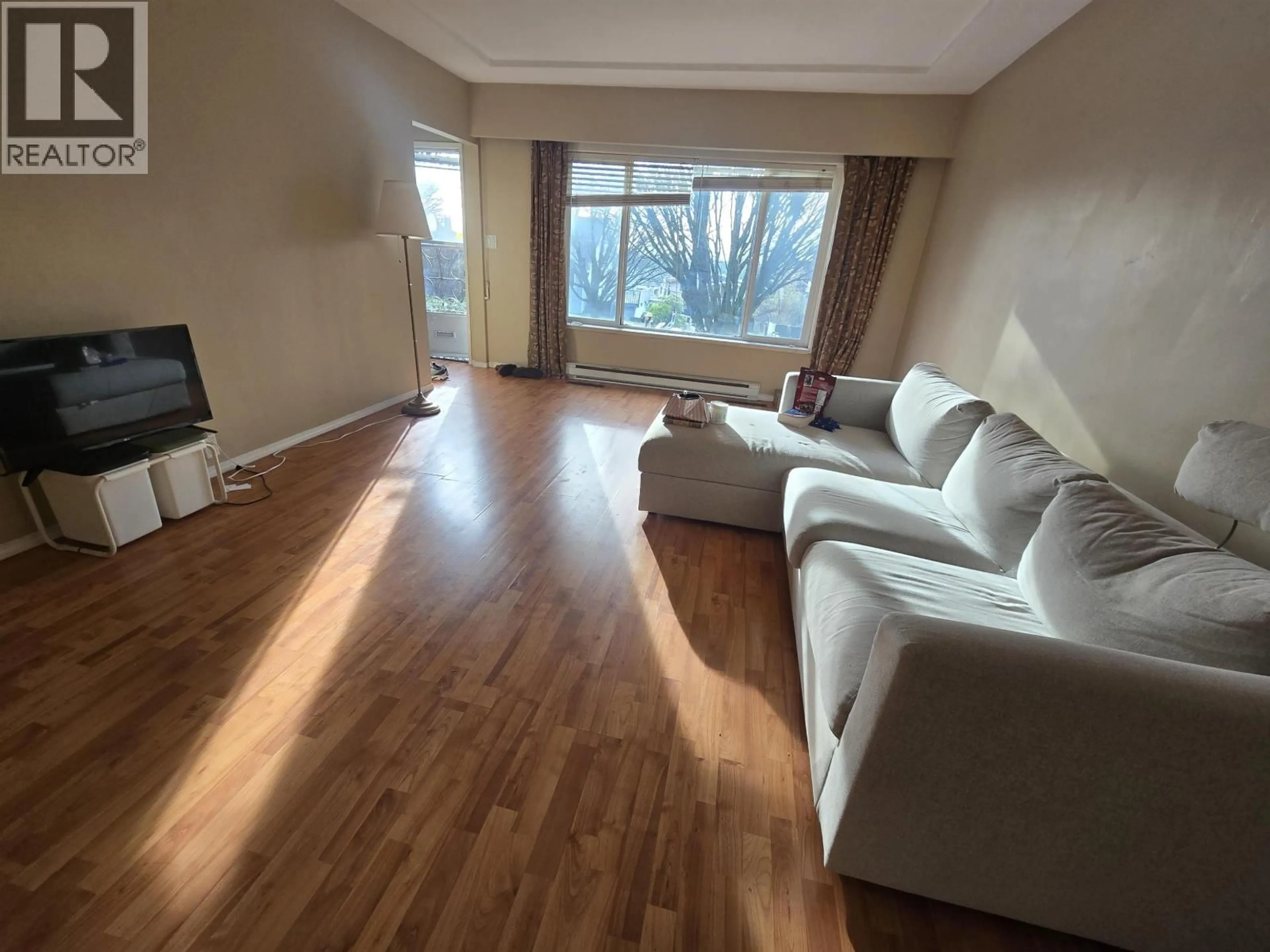 Living room with furniture, wood/laminate floor for 123 64TH AVENUE, Vancouver British Columbia V5X2M3