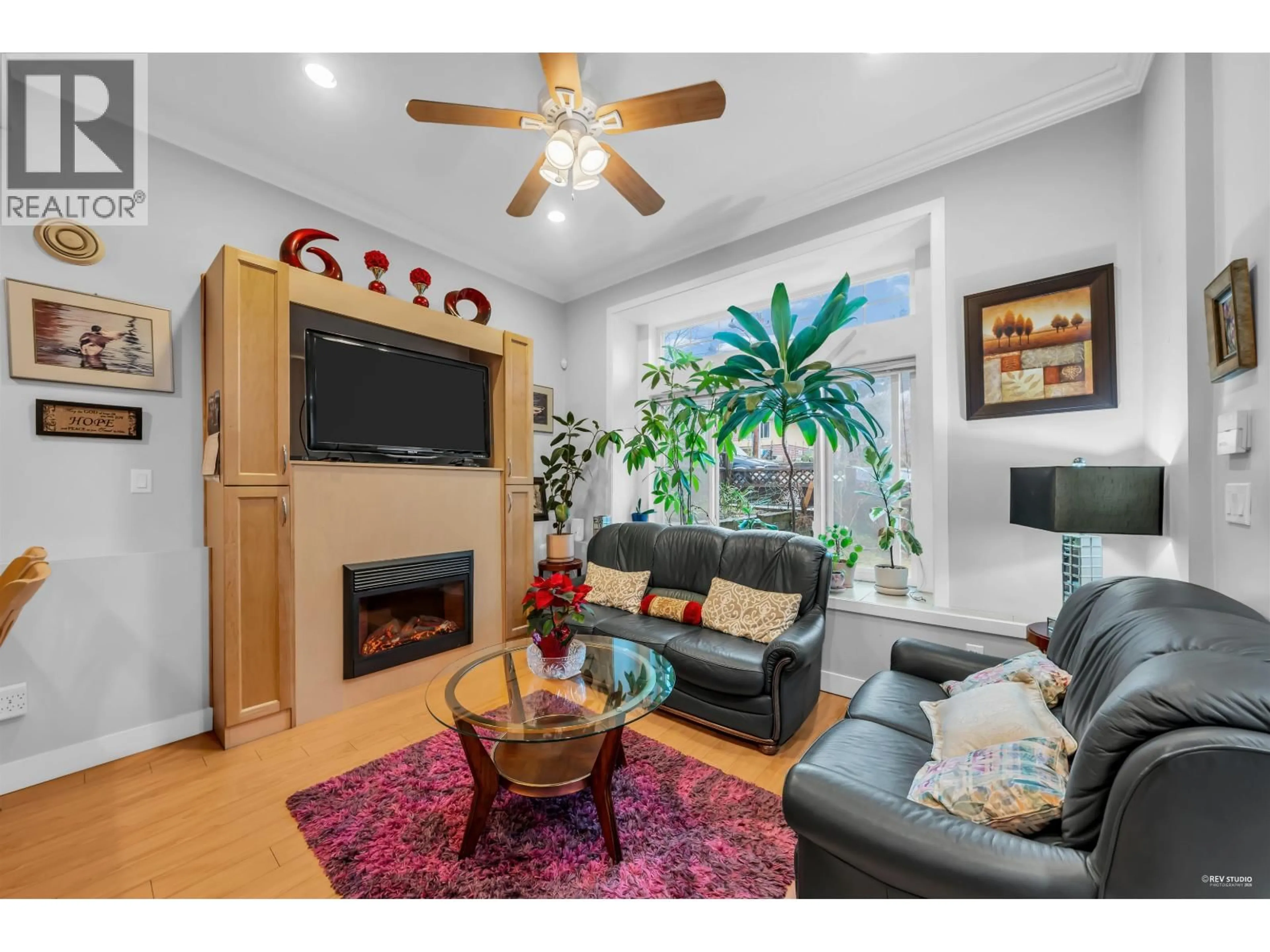 Living room with furniture, wood/laminate floor for 312 STRAND AVENUE, New Westminster British Columbia V3L3J2