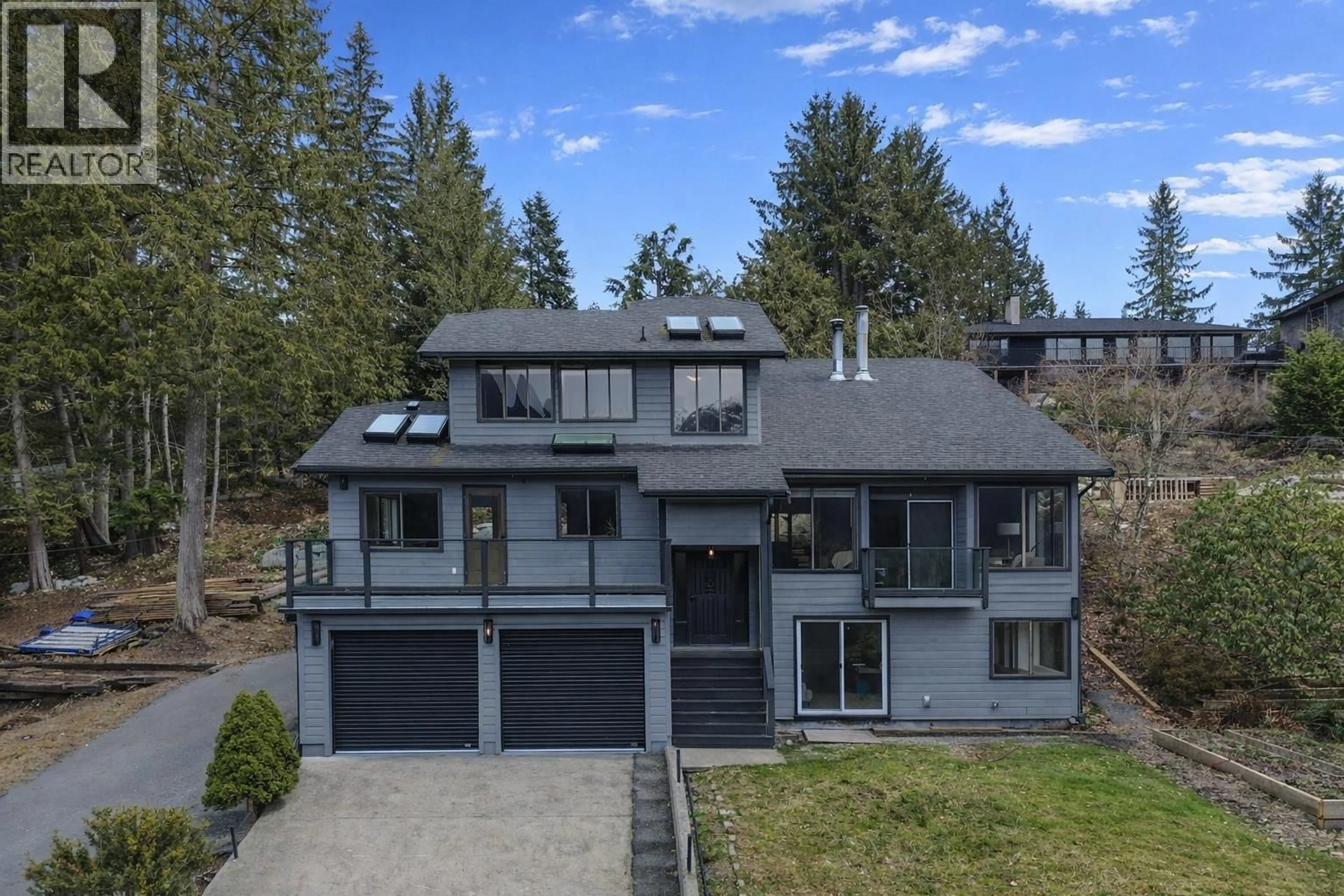 A pic from outside/outdoor area/front of a property/back of a property/a pic from drone, street for 40181 SKYLINE DRIVE, Squamish British Columbia V0N1T0