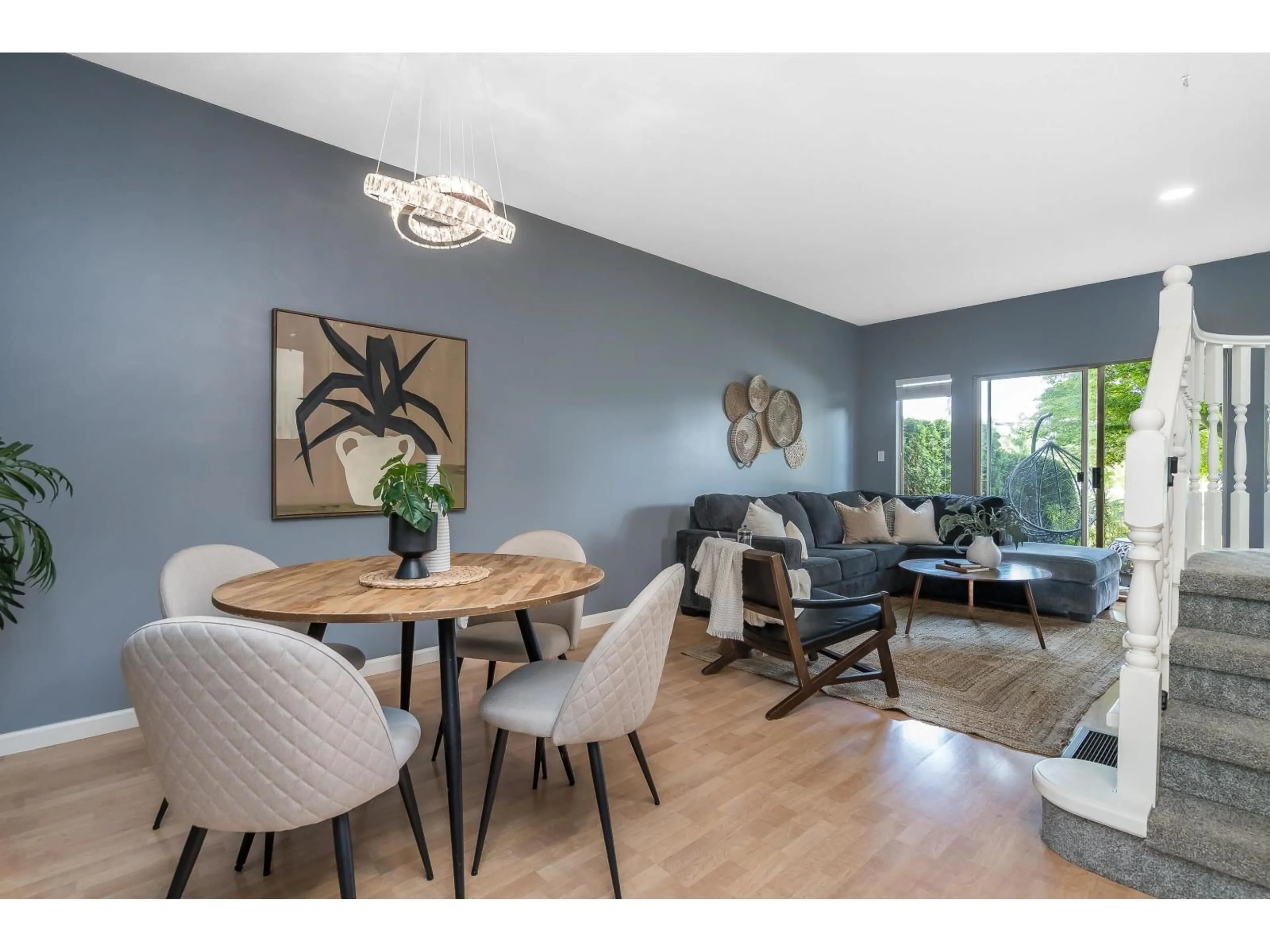 Living room with furniture, wood/laminate floor for 15411 RUSSELL AVENUE, White Rock British Columbia V4B2R5