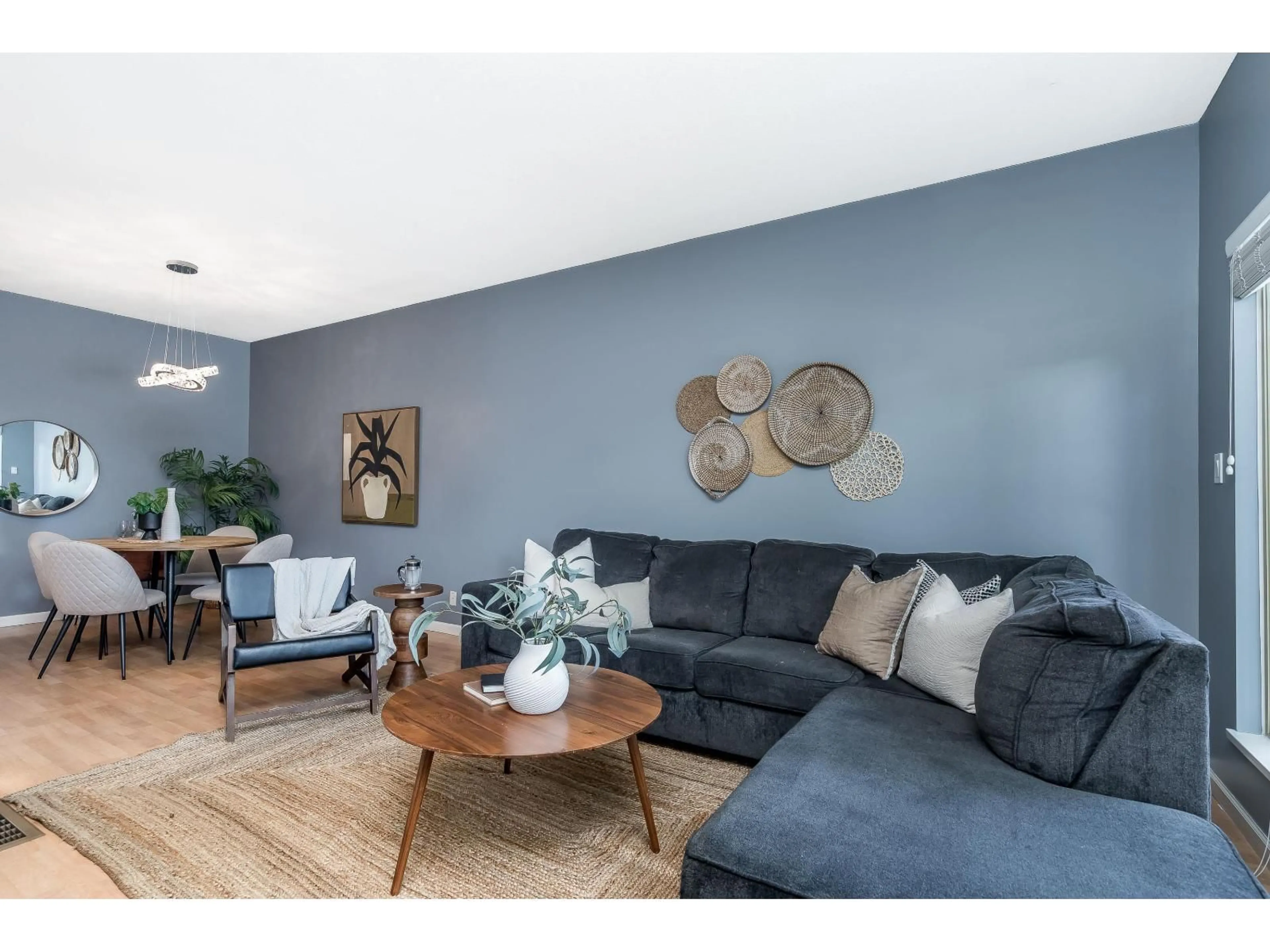 Living room with furniture, unknown for 15411 RUSSELL AVENUE, White Rock British Columbia V4B2R5