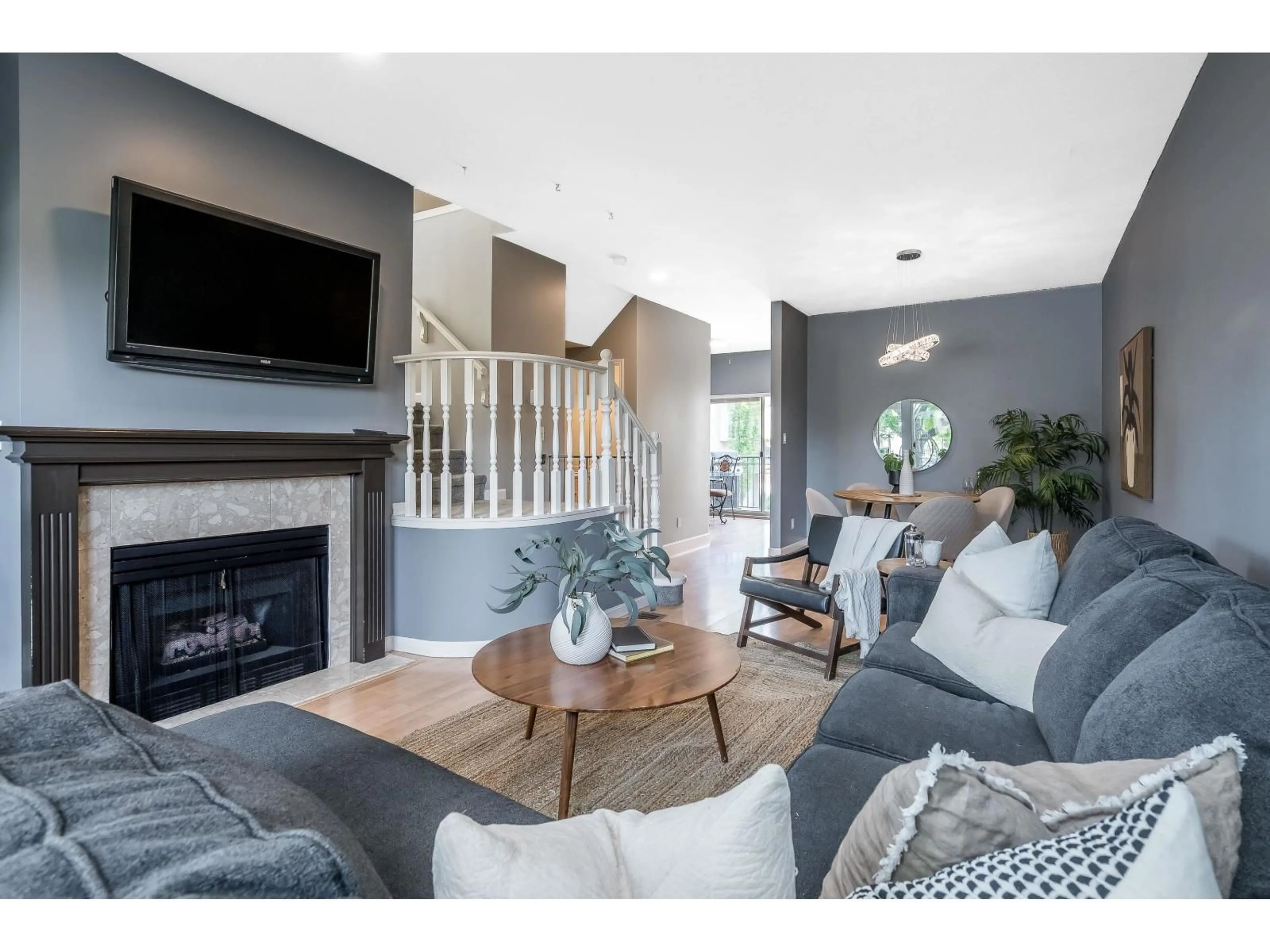 Living room with furniture, unknown for 15411 RUSSELL AVENUE, White Rock British Columbia V4B2R5