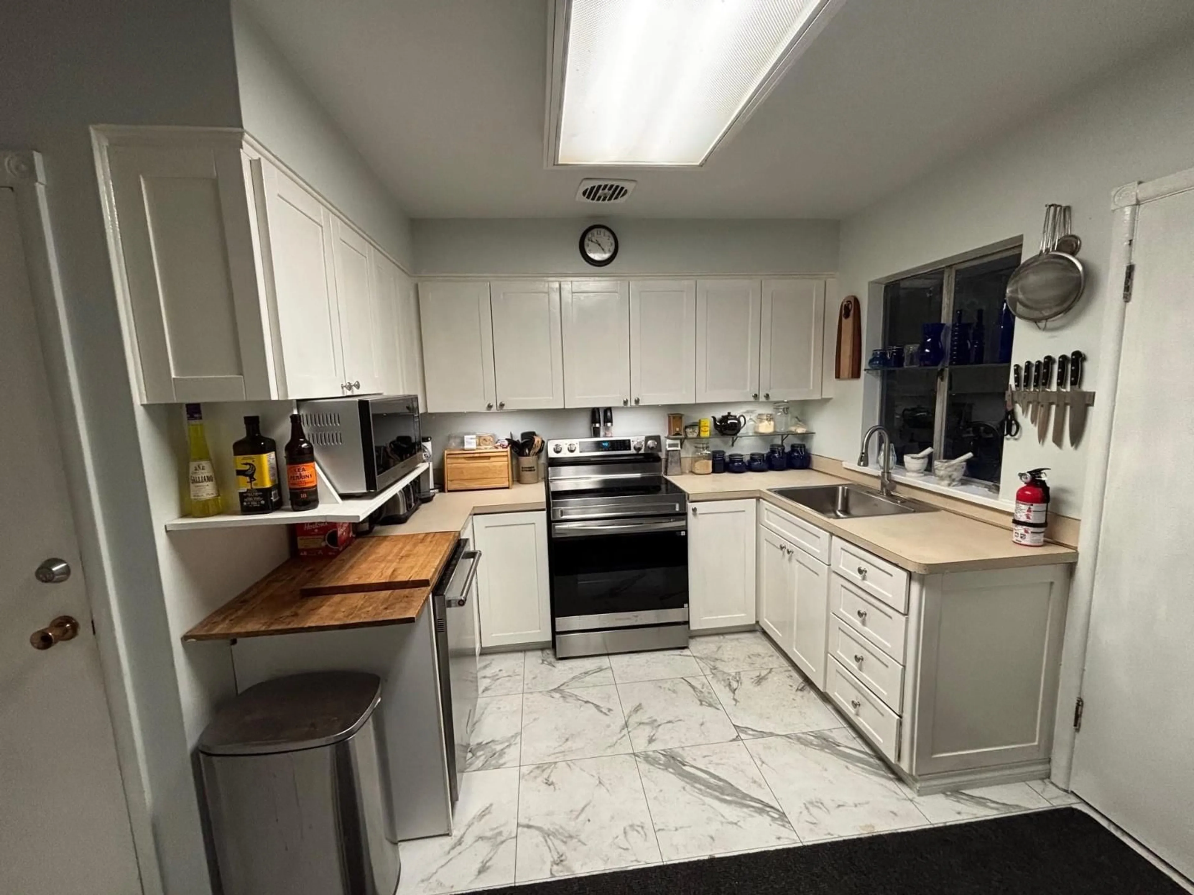 Standard kitchen, ceramic/tile floor for 11230 72 AVENUE, Delta British Columbia V4E1Y5