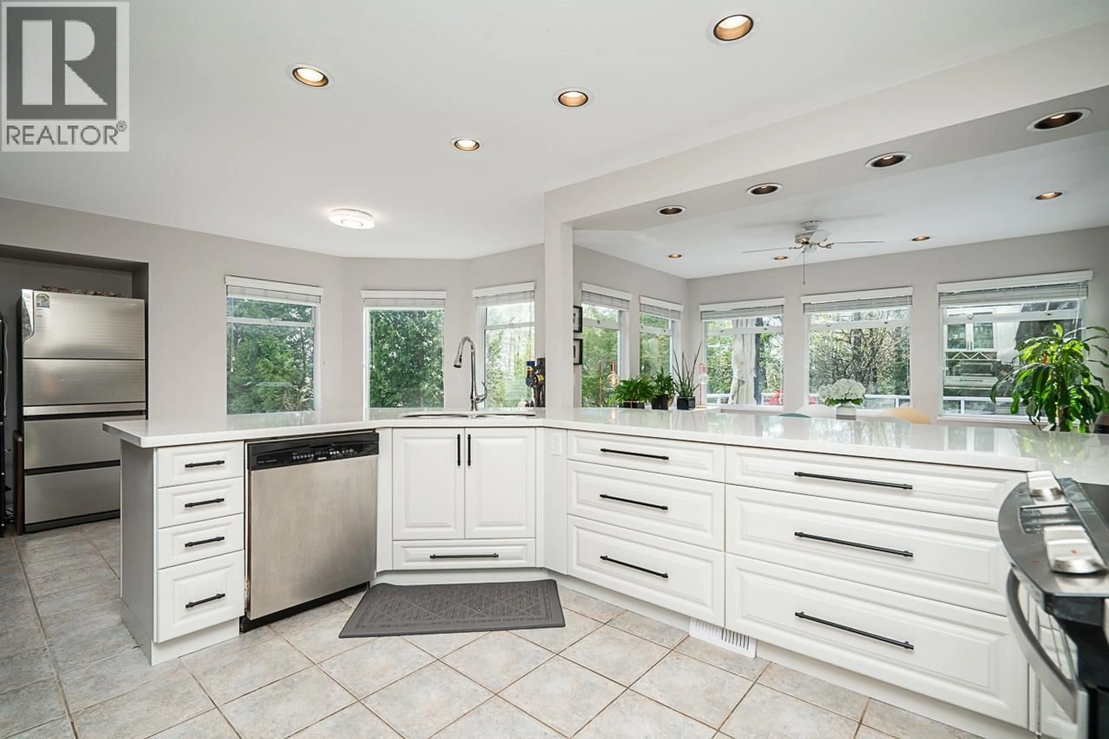 Contemporary kitchen, ceramic/tile floor for 7 ASPEN COURT, Port Moody British Columbia V3H4V6