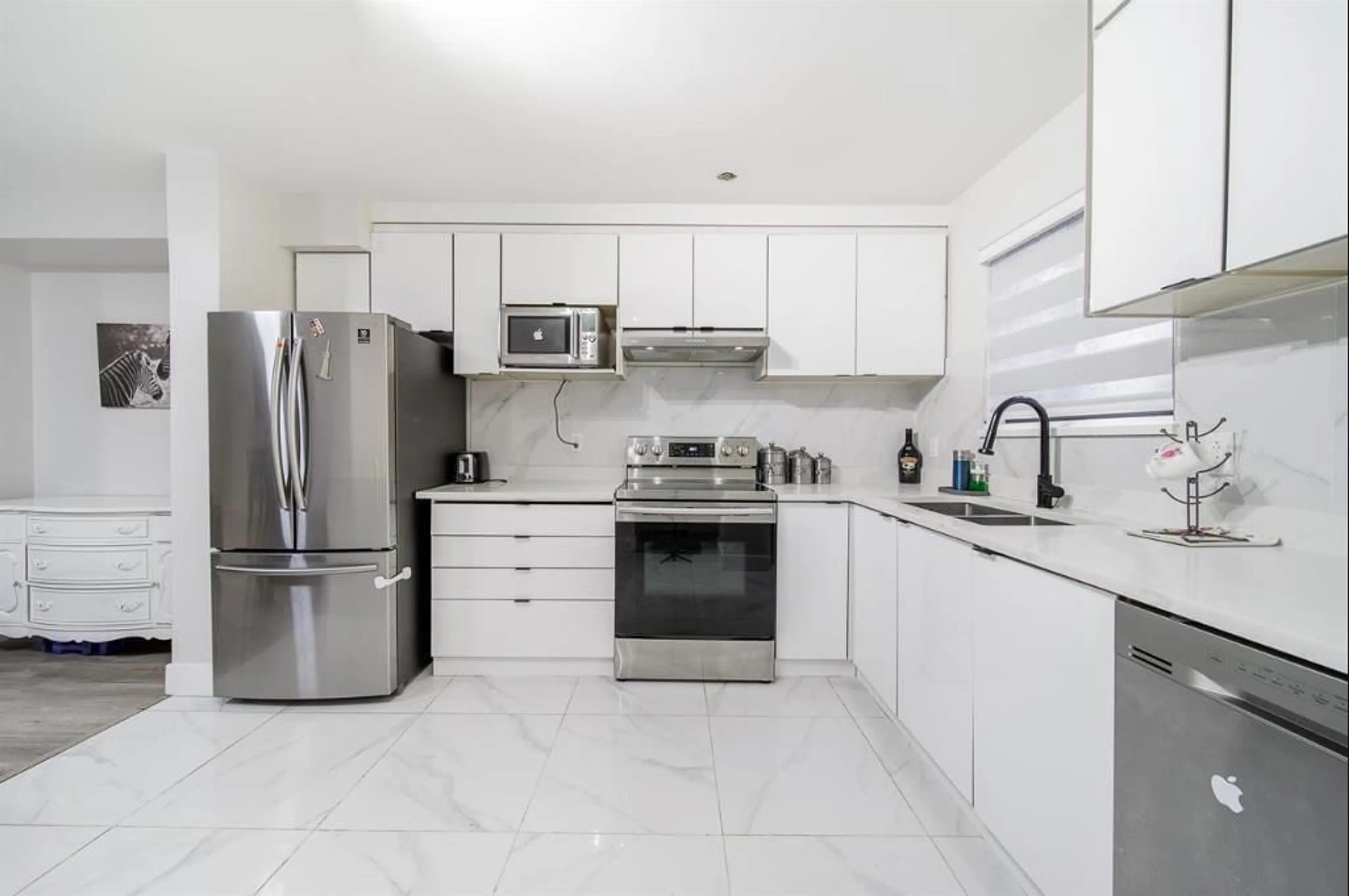 Standard kitchen, ceramic/tile floor for 129 - 13710 67 AVENUE, Surrey British Columbia V3W6X6