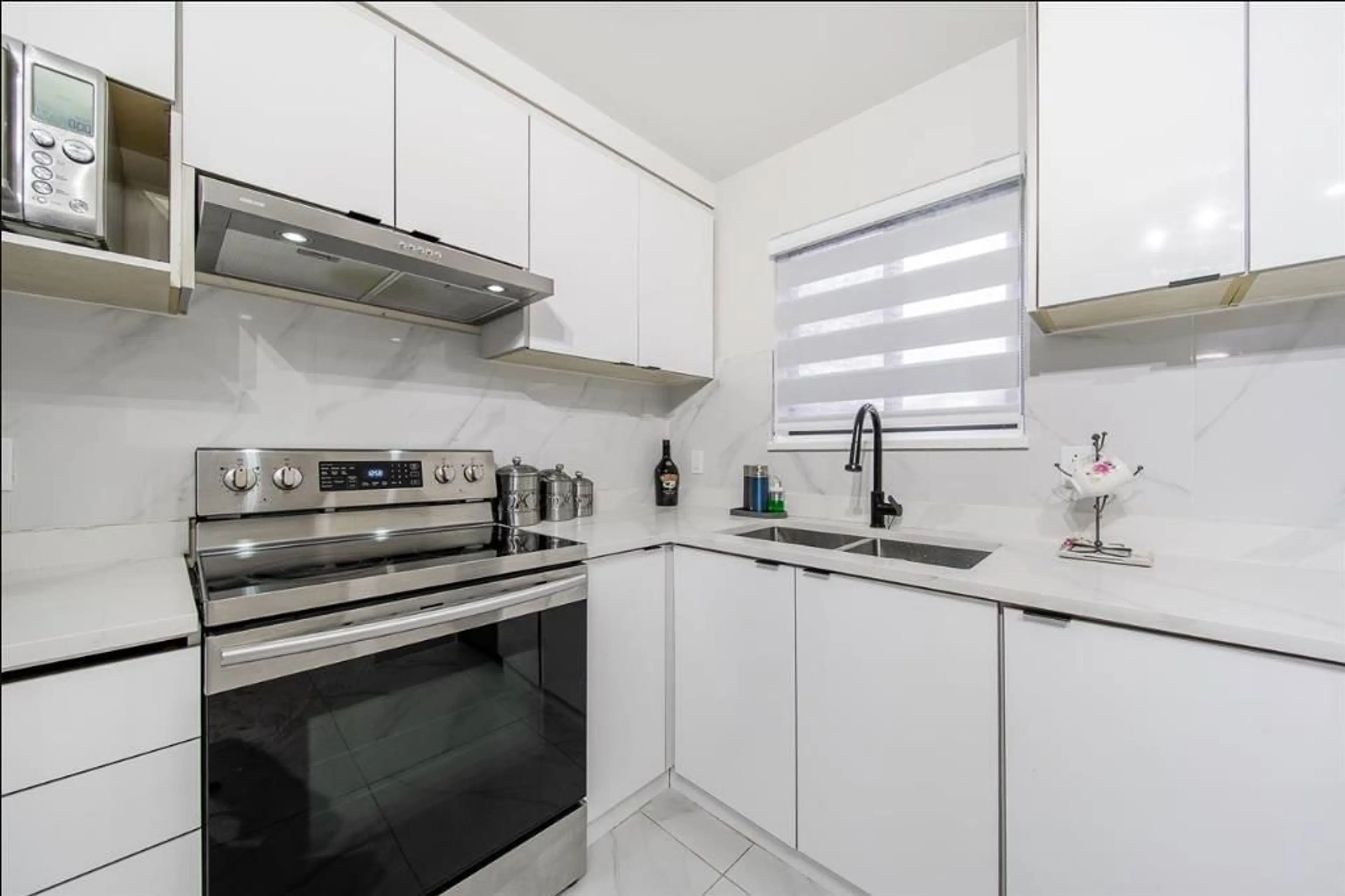 Standard kitchen, unknown for 129 - 13710 67 AVENUE, Surrey British Columbia V3W6X6