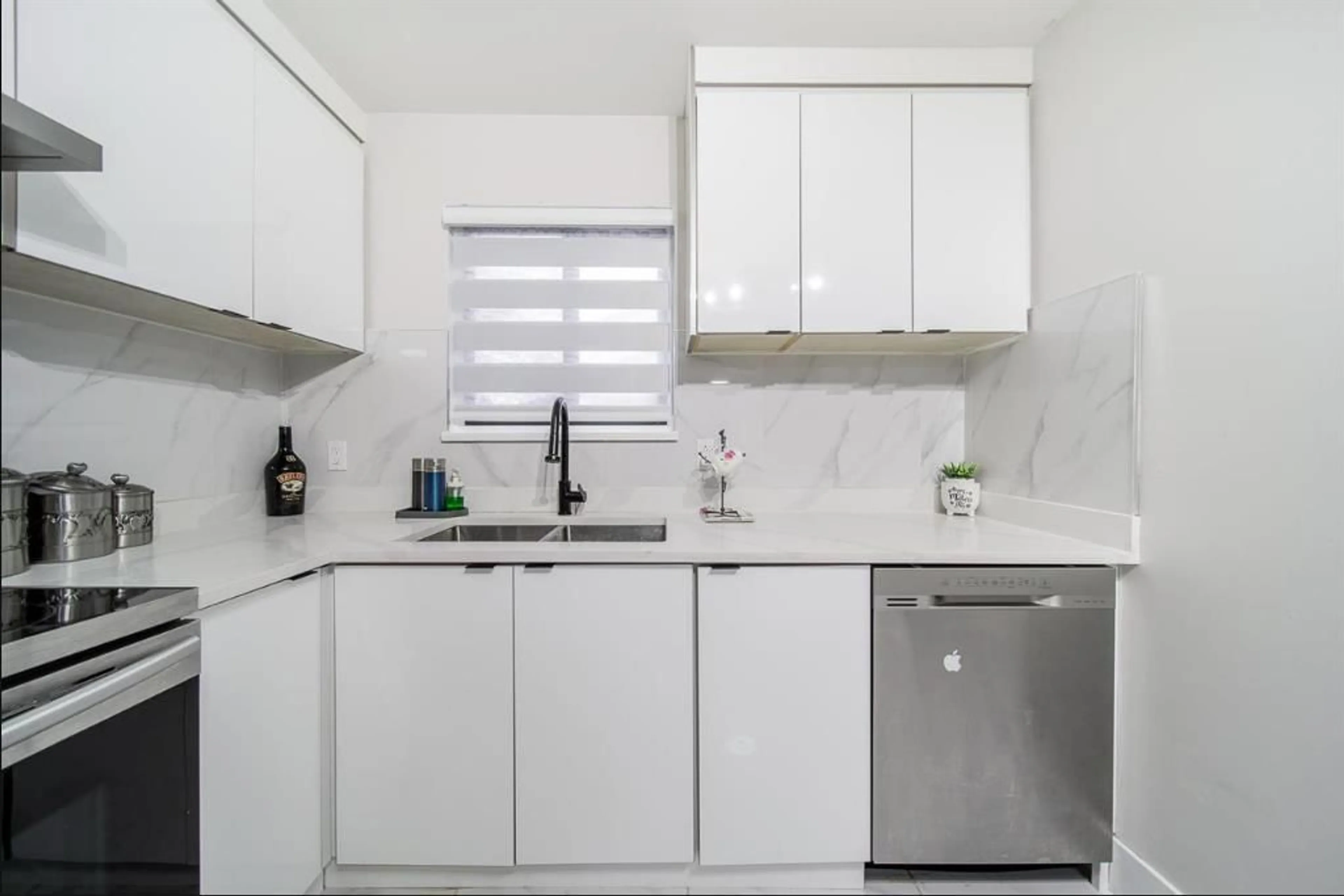 Standard kitchen, ceramic/tile floor for 129 - 13710 67 AVENUE, Surrey British Columbia V3W6X6