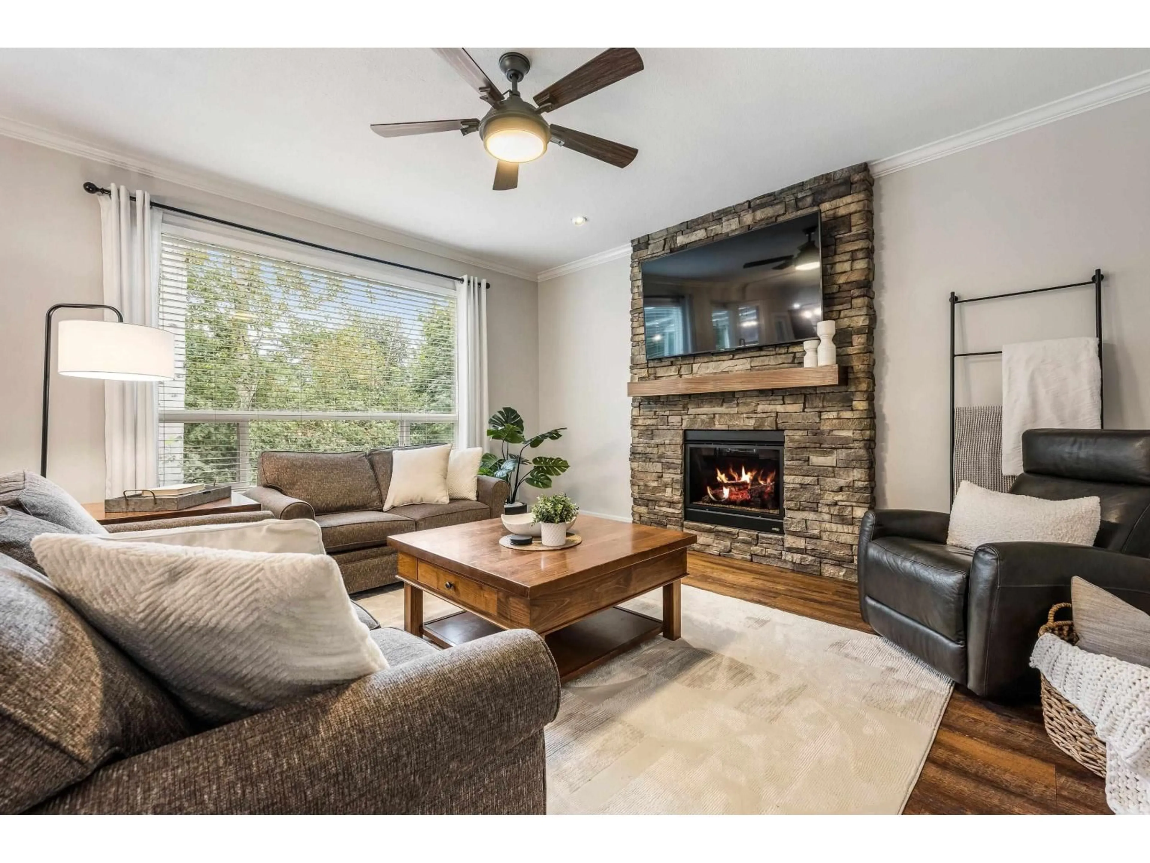 Living room with furniture, wood/laminate floor for 9 - 45957 SHERWOOD DRIVE, Chilliwack British Columbia V2R5Y2