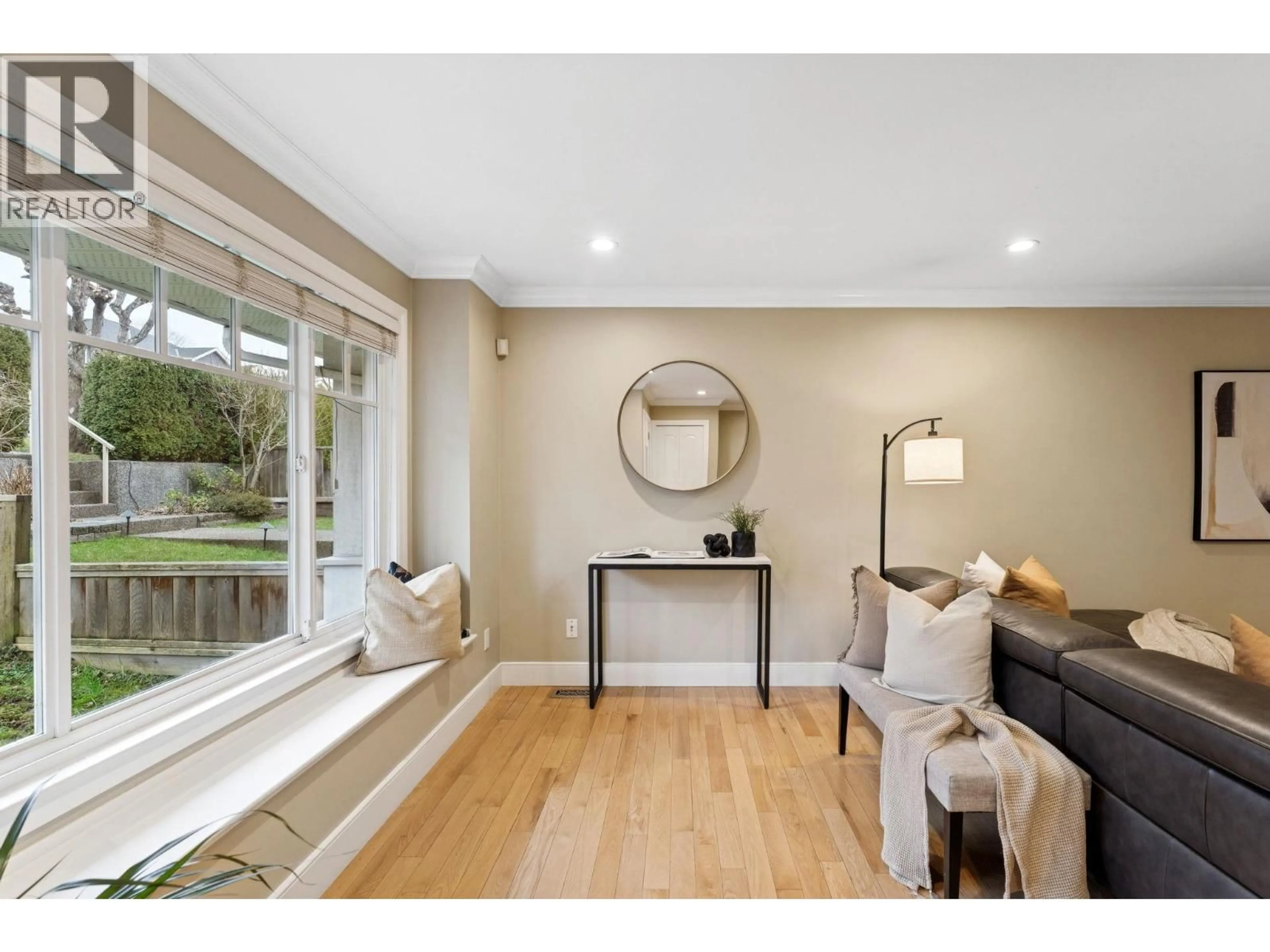 Indoor entryway for 353 5TH STREET, North Vancouver British Columbia V7L1M1