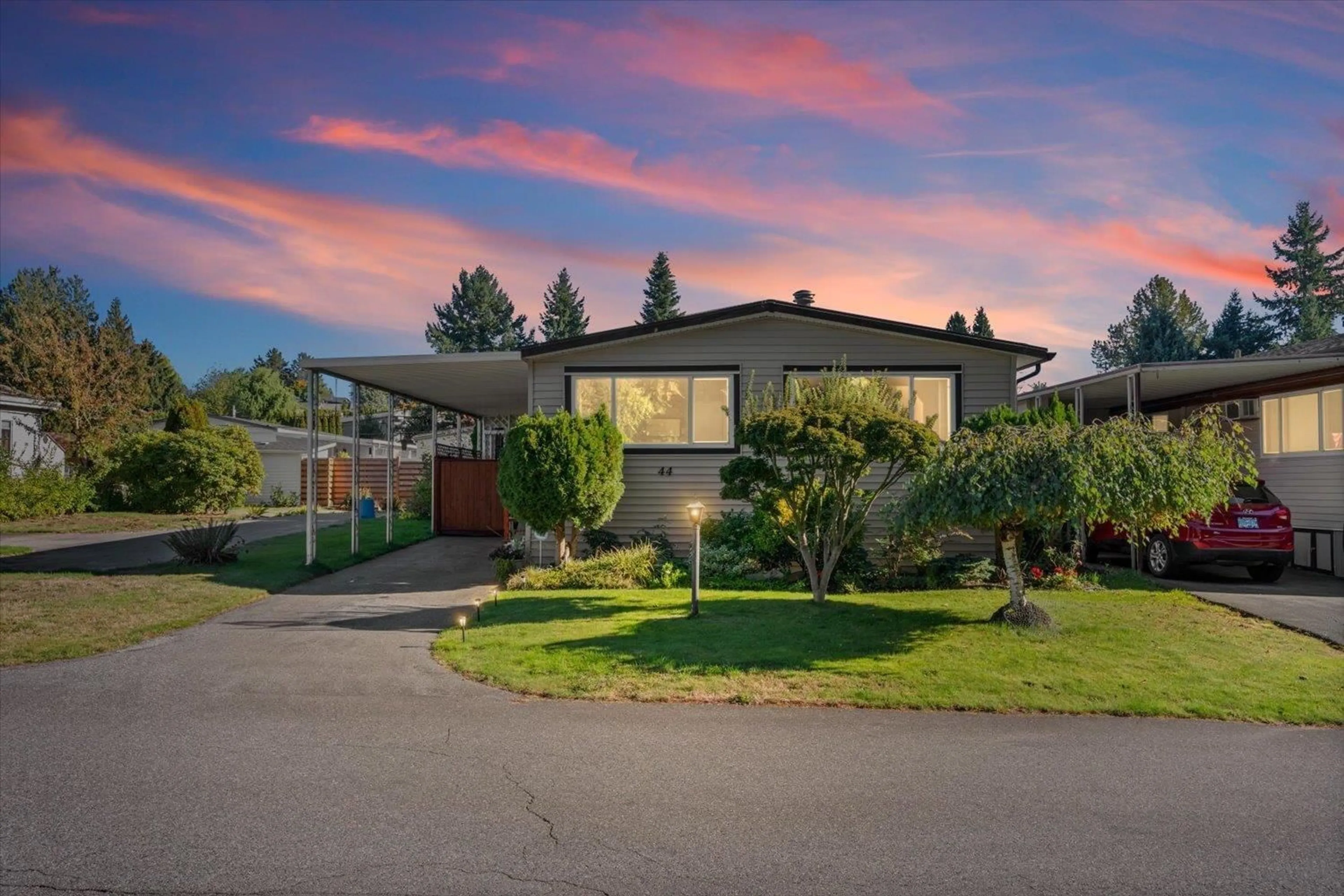 A pic from outside/outdoor area/front of a property/back of a property/a pic from drone, mountain view for 44 - 31313 LIVINGSTONE AVENUE, Abbotsford British Columbia V2T4T1