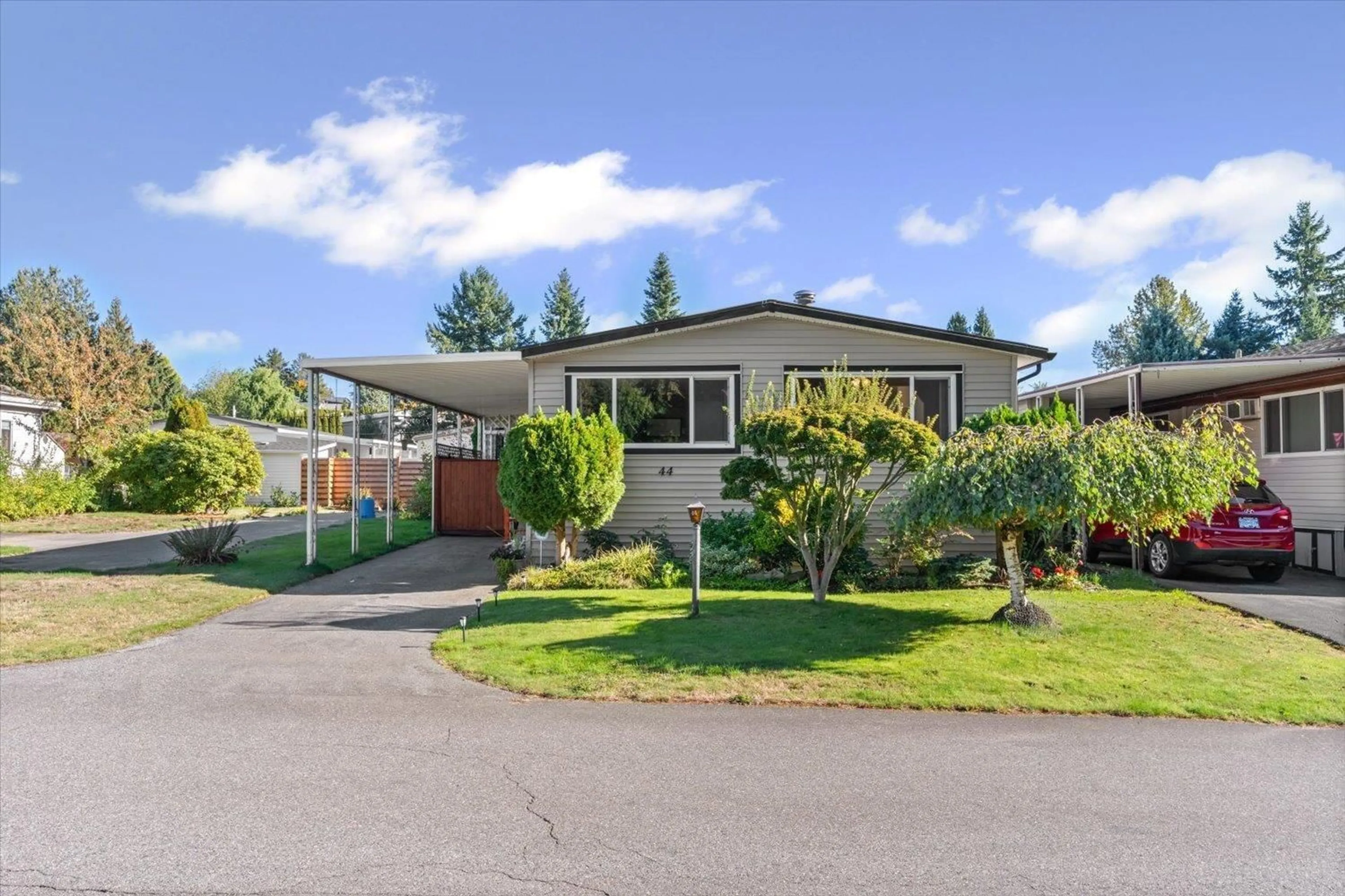 Home with vinyl exterior material, street for 44 - 31313 LIVINGSTONE AVENUE, Abbotsford British Columbia V2T4T1
