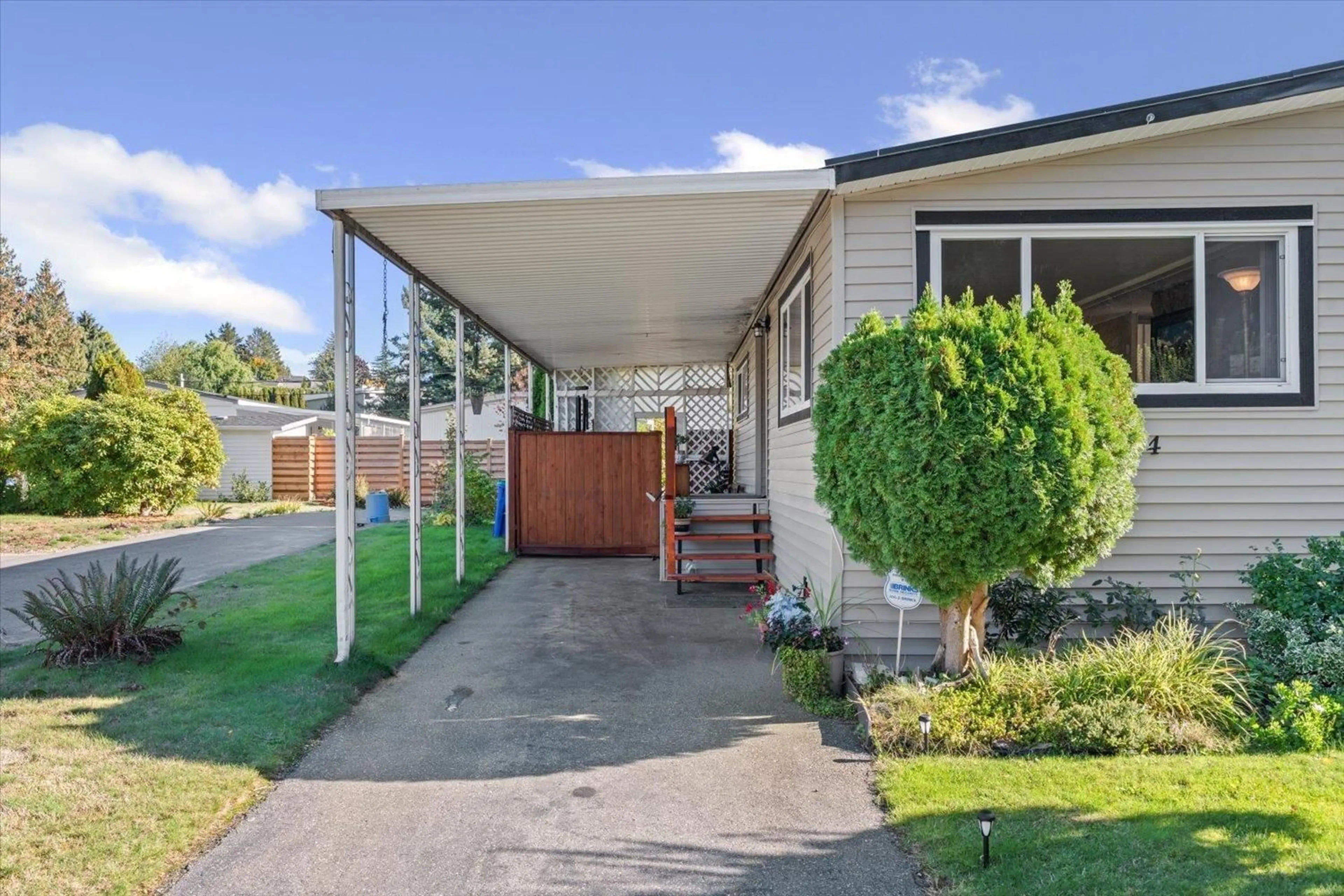 Home with vinyl exterior material, street for 44 - 31313 LIVINGSTONE AVENUE, Abbotsford British Columbia V2T4T1