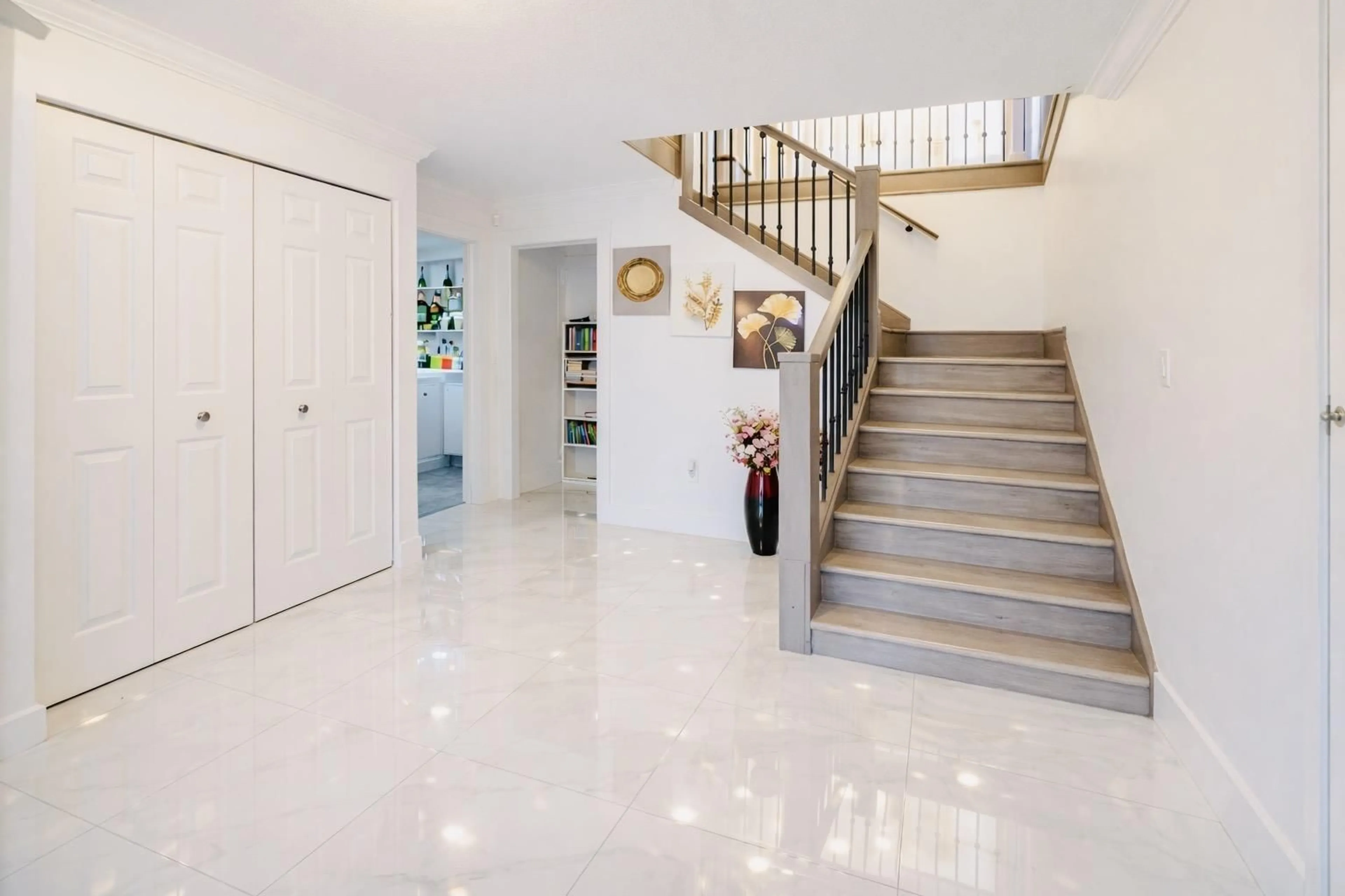 Indoor foyer for 2904 CROSSLEY DRIVE, Abbotsford British Columbia V2T5G8