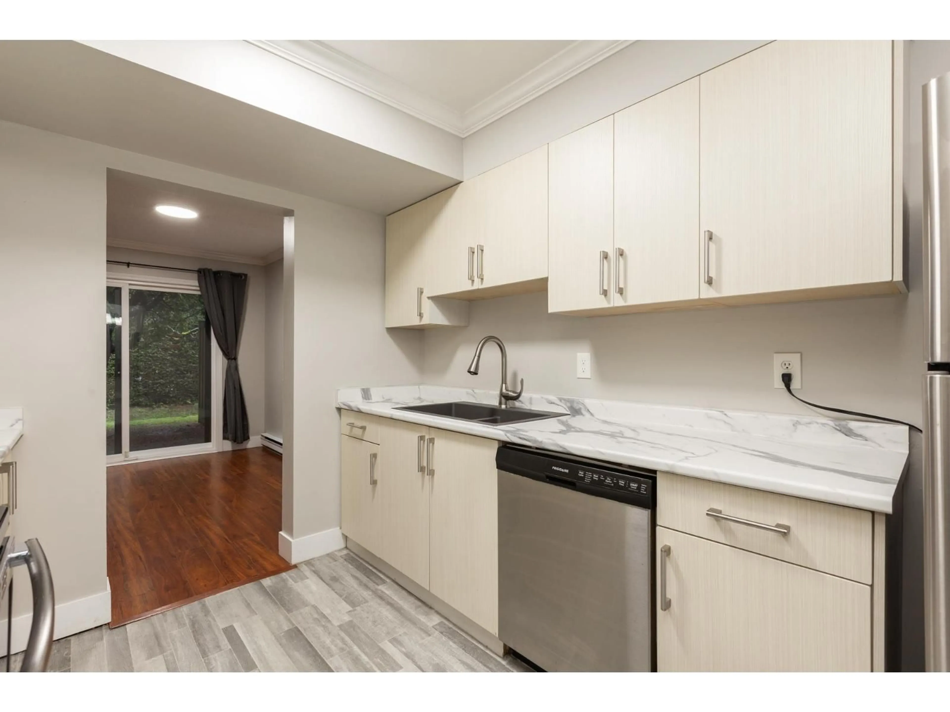 Standard kitchen, unknown for 86 - 13880 74 AVENUE, Surrey British Columbia V3W7E6
