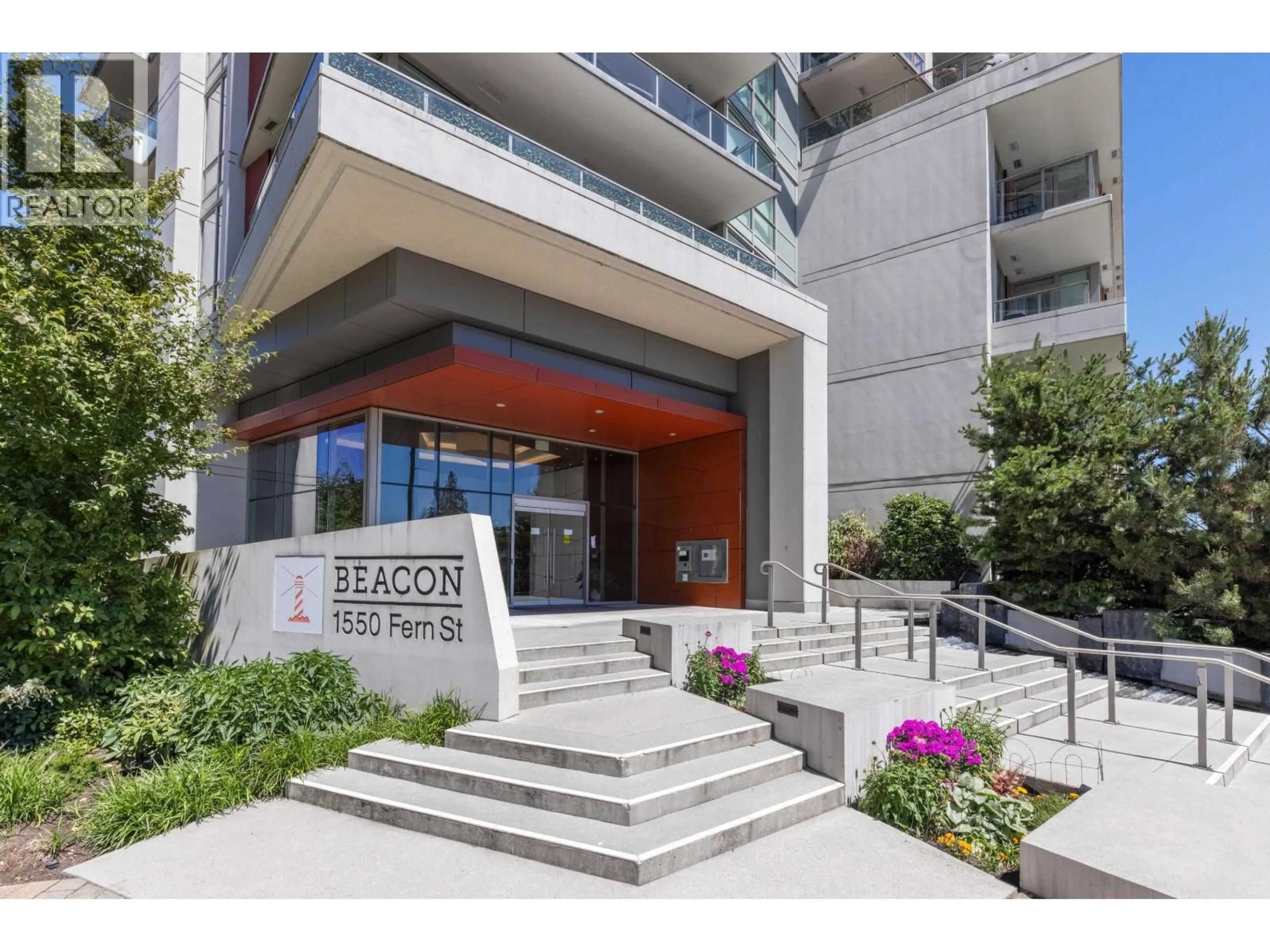 Indoor foyer for 205 - 1550 FERN STREET, North Vancouver British Columbia V7J0A9