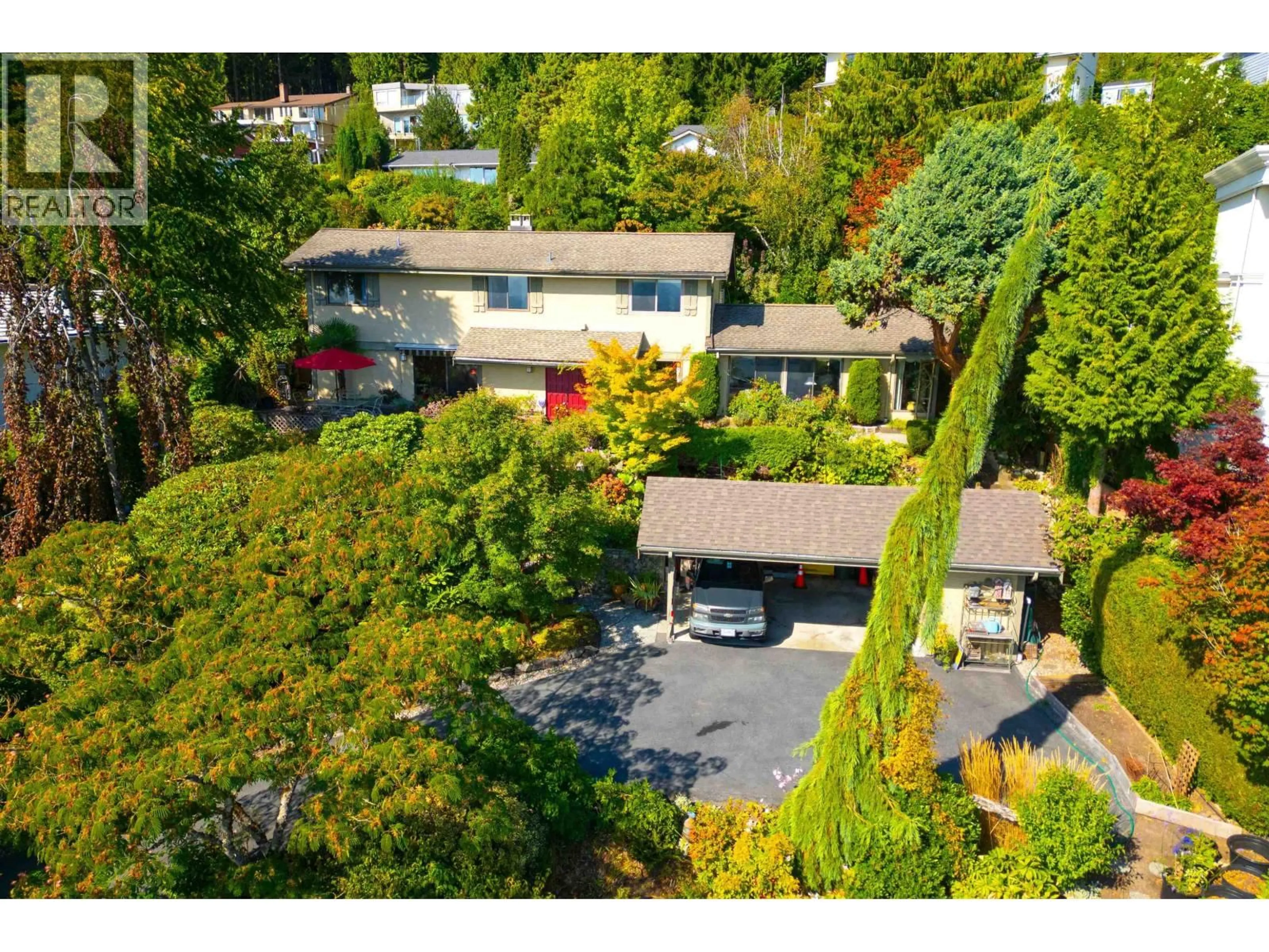 A pic from outside/outdoor area/front of a property/back of a property/a pic from drone, street for 560 CRAIGMOHR DRIVE, West Vancouver British Columbia V7S1W9